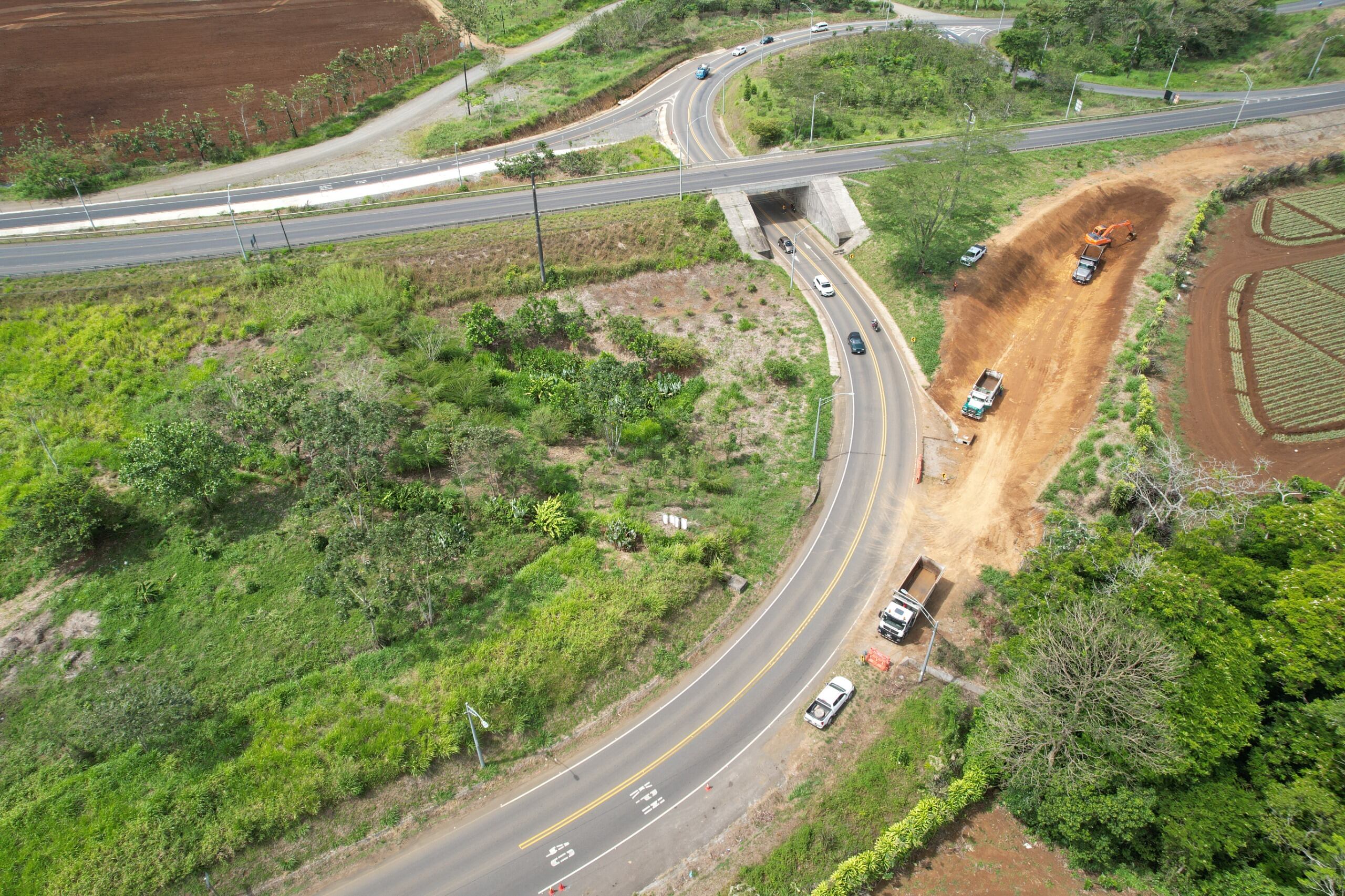 Vista aérea de la nueva rampa en construcción en La Lydia, Pital de San Carlos, que facilitará los traslados hacia Vuelta de Kooper y Muelle. El proyecto sustituirá accesos irregulares usados por vehículos pesados y ofrecerá condiciones viales más seguras.
