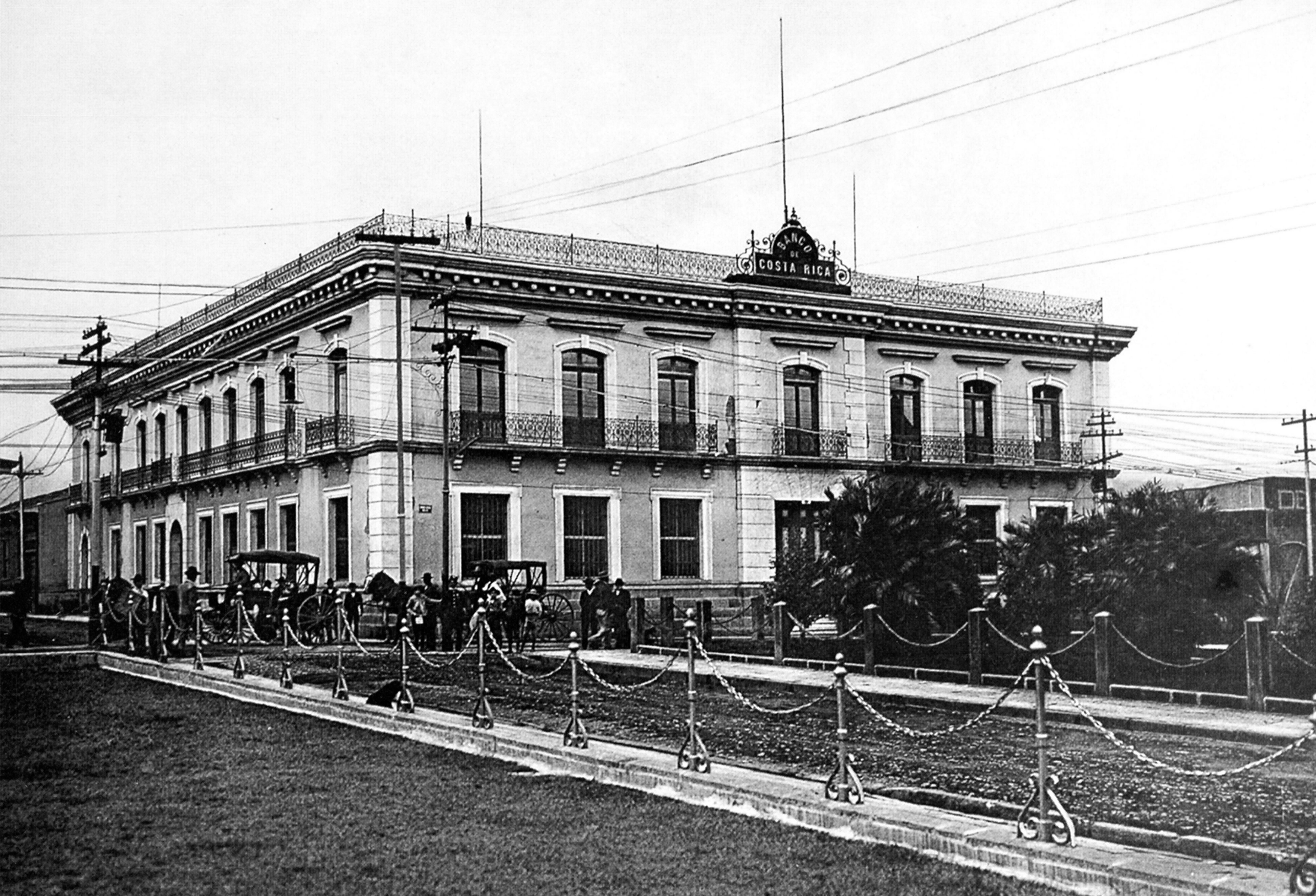 Antiguo edificio del Banco de Costa Rica hacia 1910, visto desde la Plaza de La Artillería.