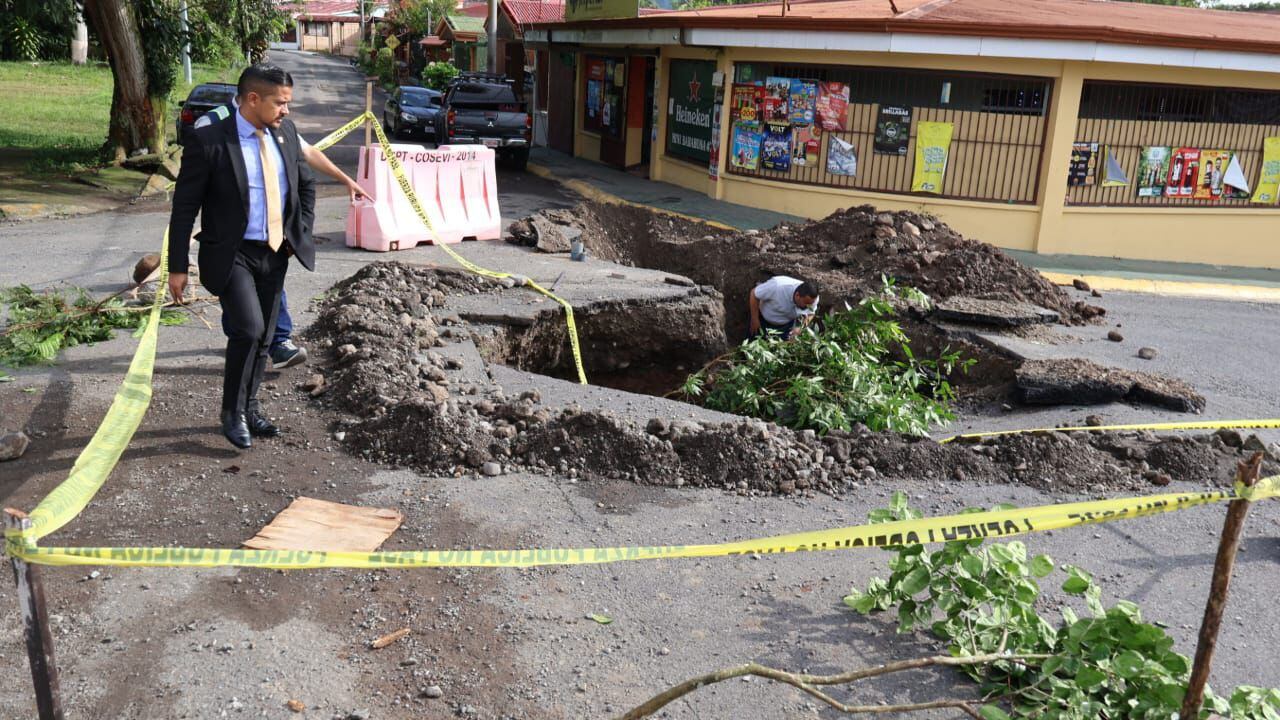 Una alcantarilla colapsó tras las fuertes lluvias en el cantón de Turrialba.