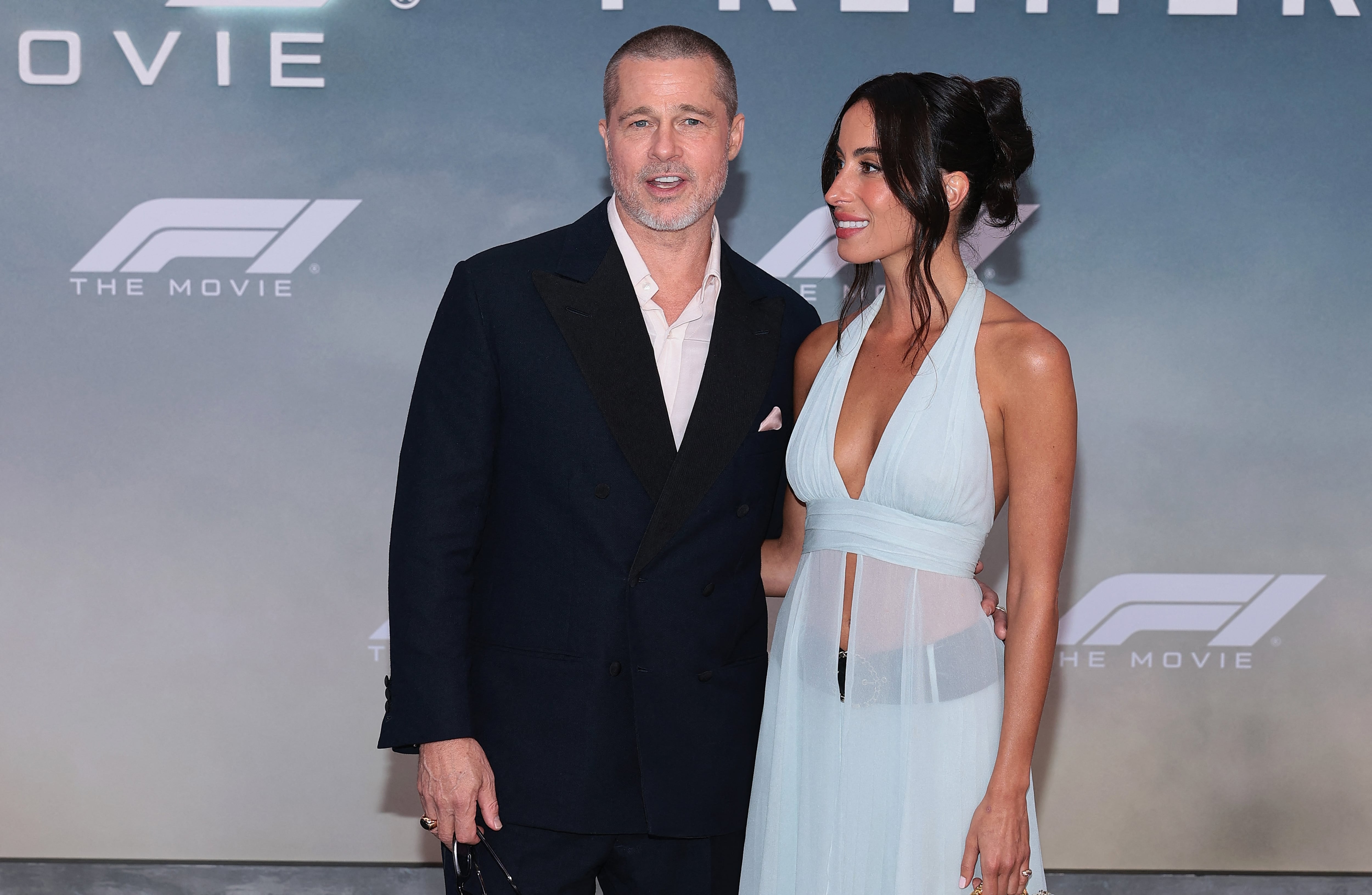 NUEVA YORK, NUEVA YORK - 16 DE JUNIO: Brad Pitt e Ines de Ramon asistieron al estreno mundial de "F1", producción de Apple Original Films y Warner Bros. Pictures, en Times Square, el 16 de junio de 2025, en la ciudad de Nueva York.
Dimitrios Kambouris/Getty Images/AFP (Foto de Dimitrios Kambouris / GETTY IMAGES NORTH AMERICA / Getty Images vía AFP)