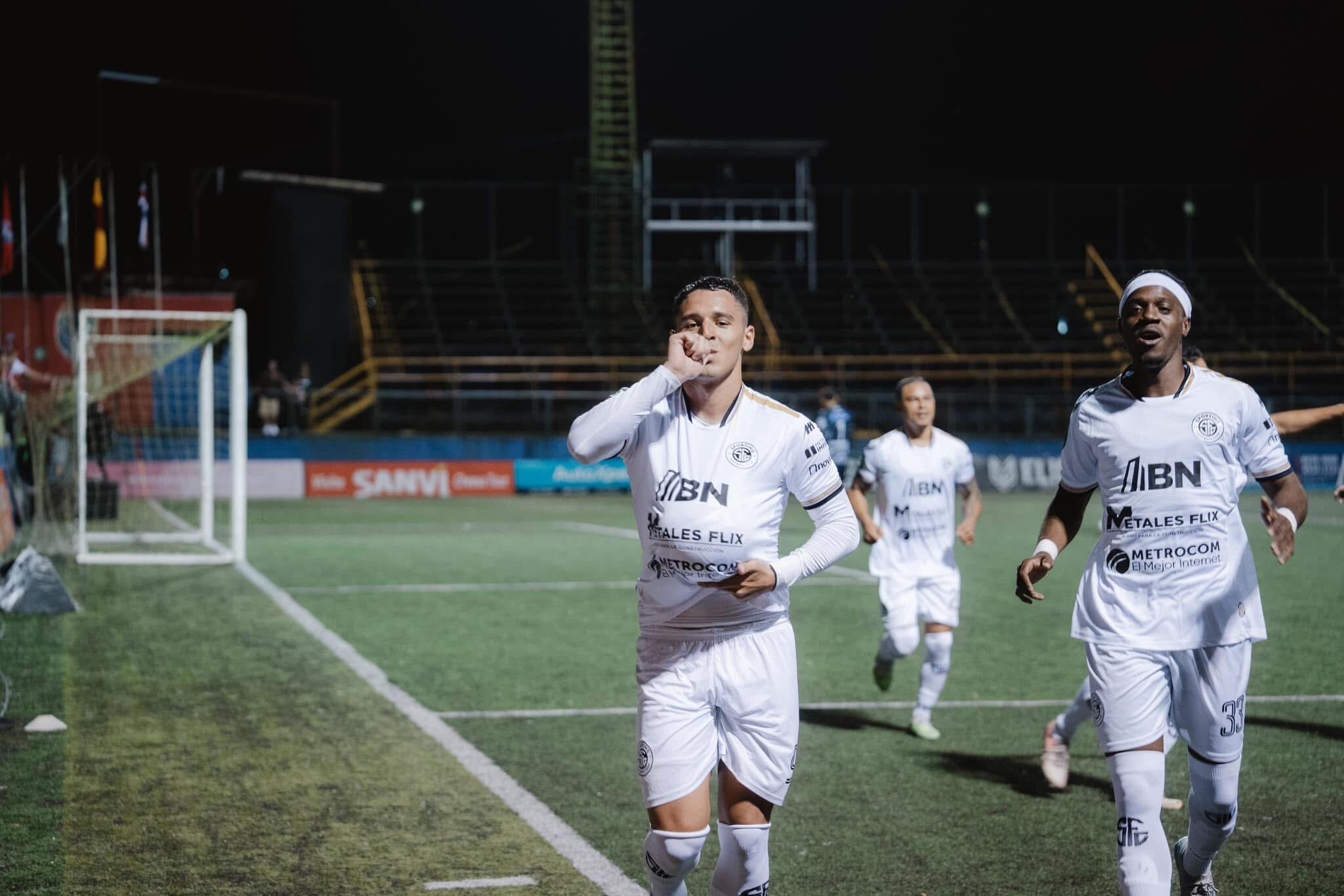 Dorian Rodríguez festeja el gol que le anotó a San Carlos en Ciudad Quesada. Fotografía: Sporting