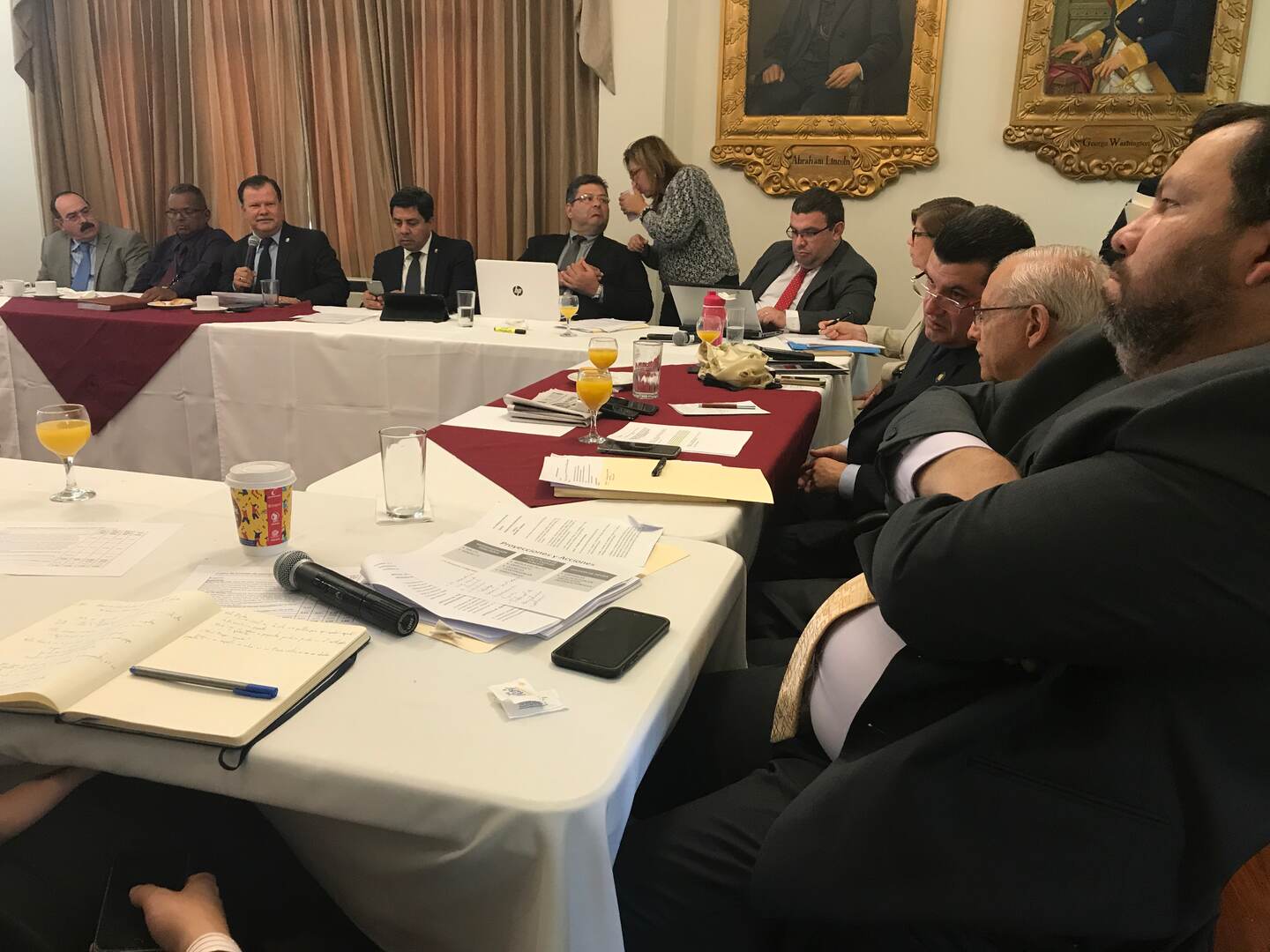 En la segunda reunión con los voceros de las fracciones legislativas, el Gobierno sondó las posibilidades de vía rápida a la megarreforma fiscal.