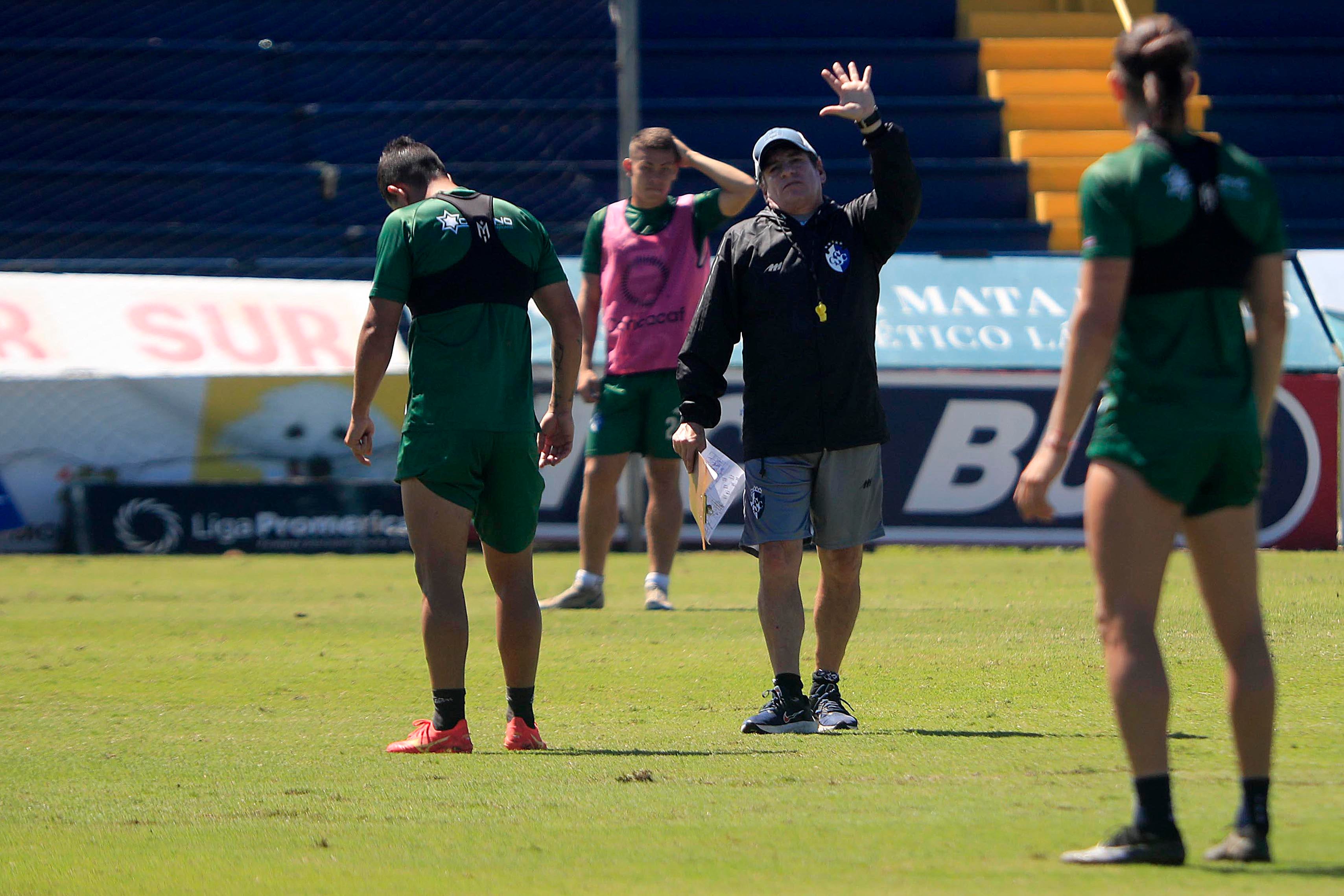 05/01/2024 Estadio Fello Meza, Cartago. El Club Sport Cartaginés entrenó este viernes por la mañana, bajo el mando el mexicano Mario García, y de los asistentes Fernando Palomeque, también mexicano, y Paolo Jiménez. Destacó, además la presencia del refuerzo, también mexicano, Diego González (número 17, medias rojas).