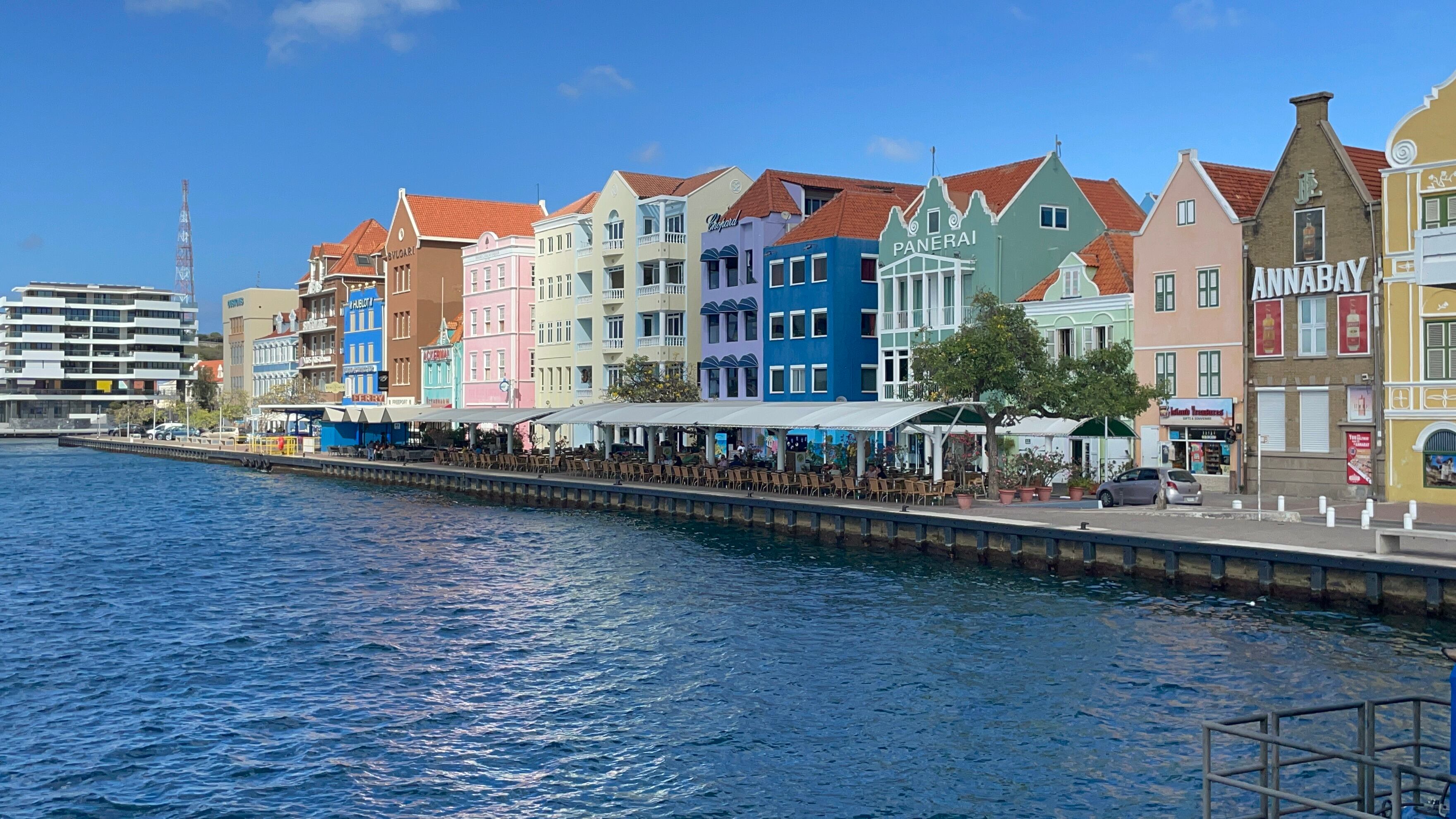 El colorido de los edificios es una de las características de Willemstad, capital de Curazao.