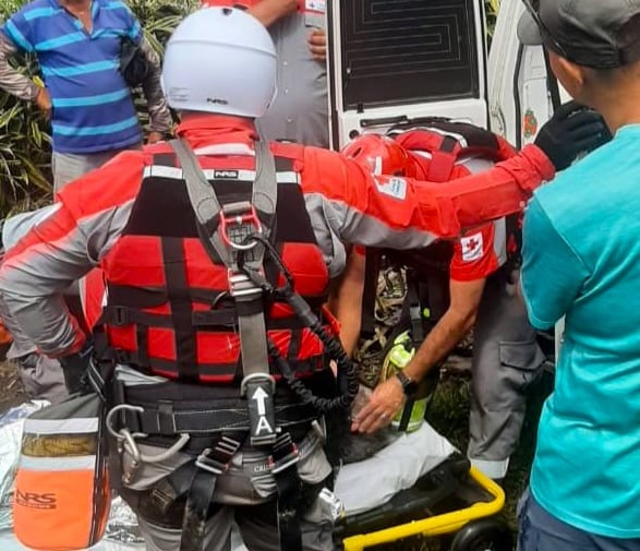 Socorristas de la Cruz Roja trasladan a doña Iris Ulloa Vásquez, de 79 años, luego de ser localizada con vida en una zona boscosa de Capellades, Cartago.