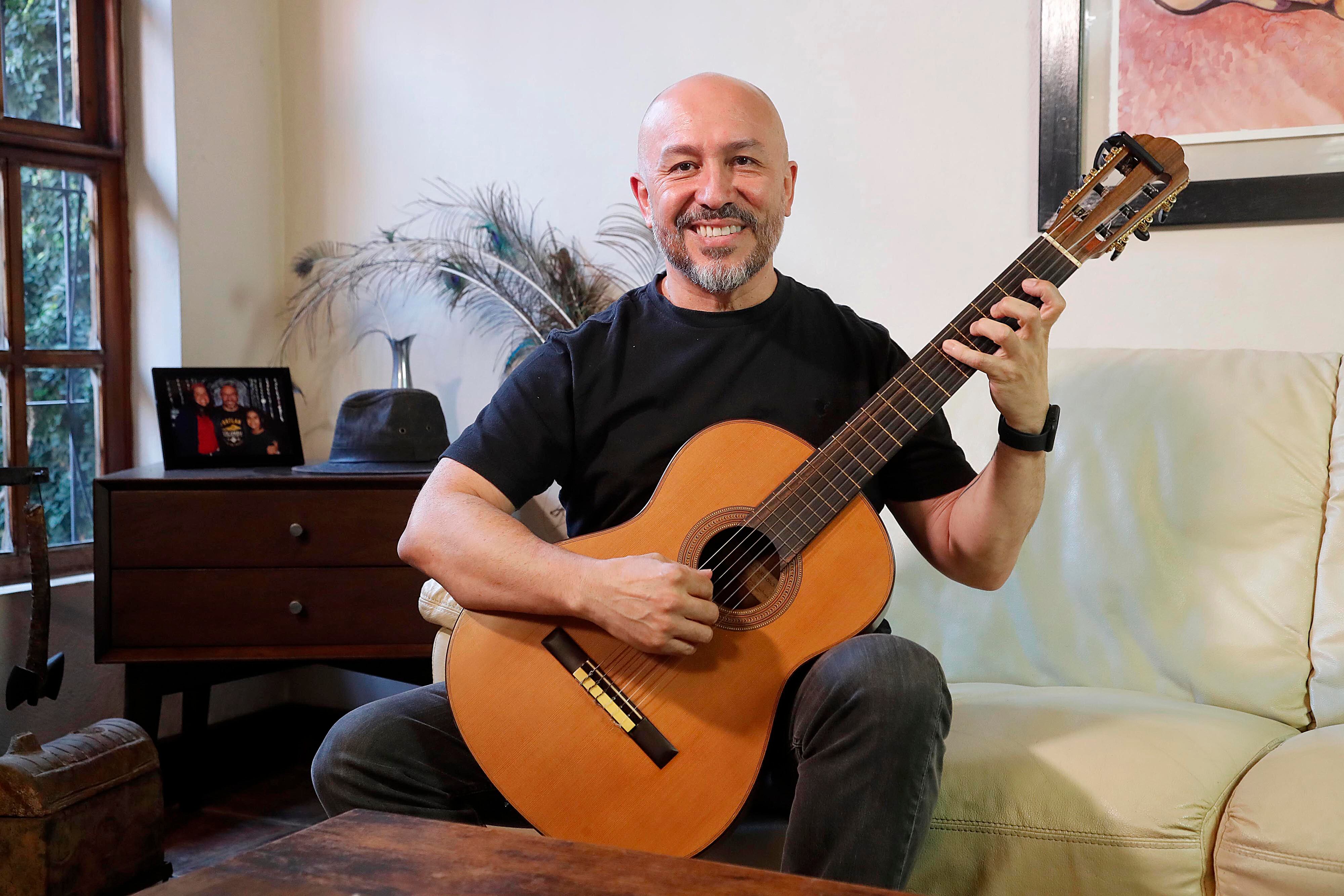 30/01/2024 San Rafael de Heredia. El cantautor Humberto Vargas aparece como candidato a vicealcalde por el partido Bienestar Rafaeleño. El artista se suma a la lista de figuras de la farándula que aspiran a un puesto político en la elecciones municipales de este domingo. Foto: Rafael Pacheco Granados