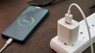 Qué hacer si el cargador de su celular se calienta demasiado