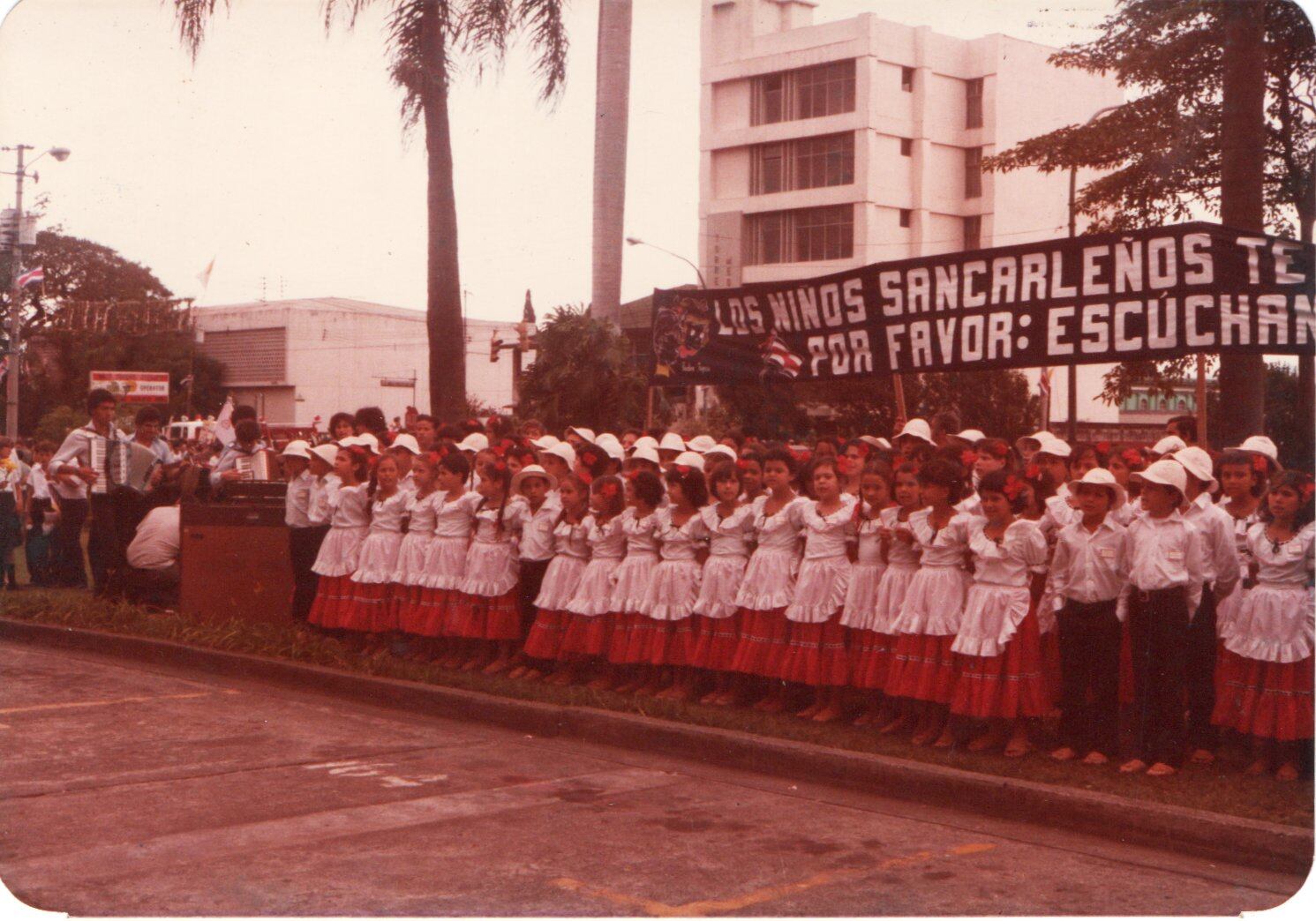 Coro de niños vestidos de trajes típicos