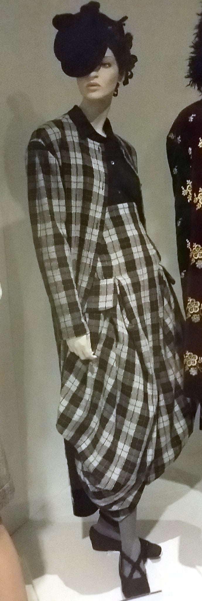 Conjunto de cuadros grises y negros, elegido como el Vestido del Año en 1987.