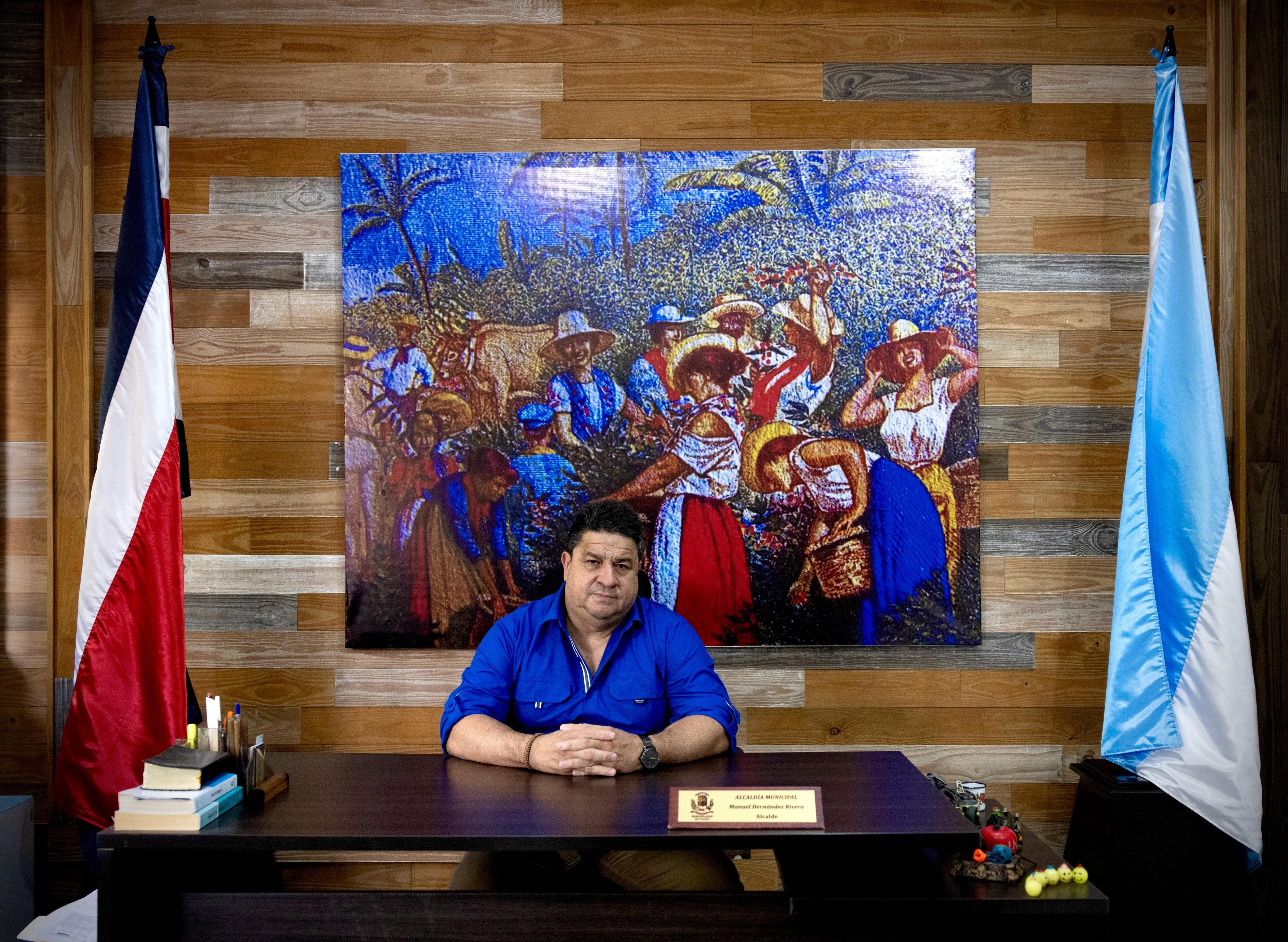 06/02/25. Alcalde de Pococí, Manuel Hernández en entrevista con Revista Dominical. Despacho, Municipalidad de Pococí.