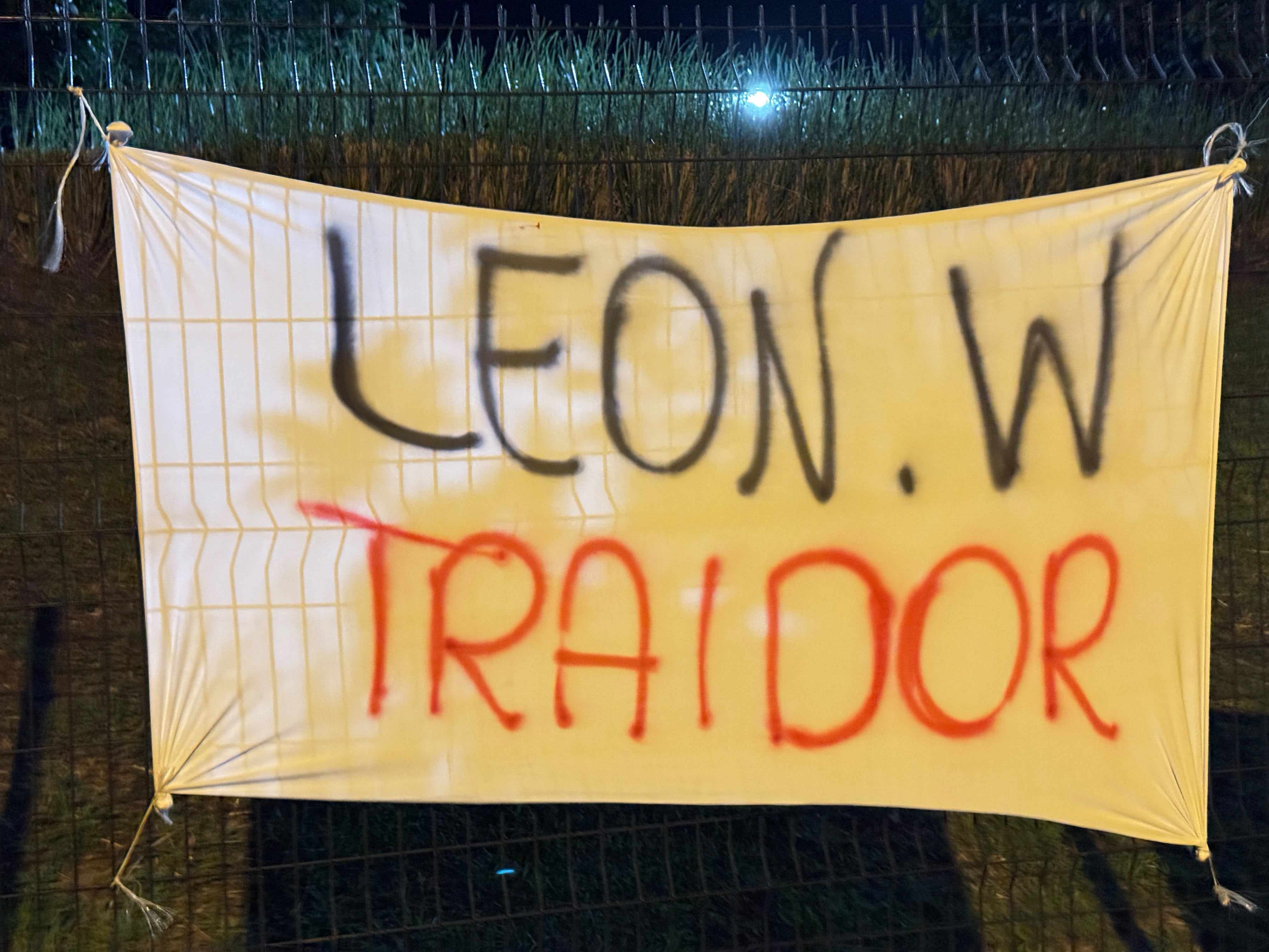 Al directivo de Alajuelense León Weinstok le dedicaron un mensaje de reproche.