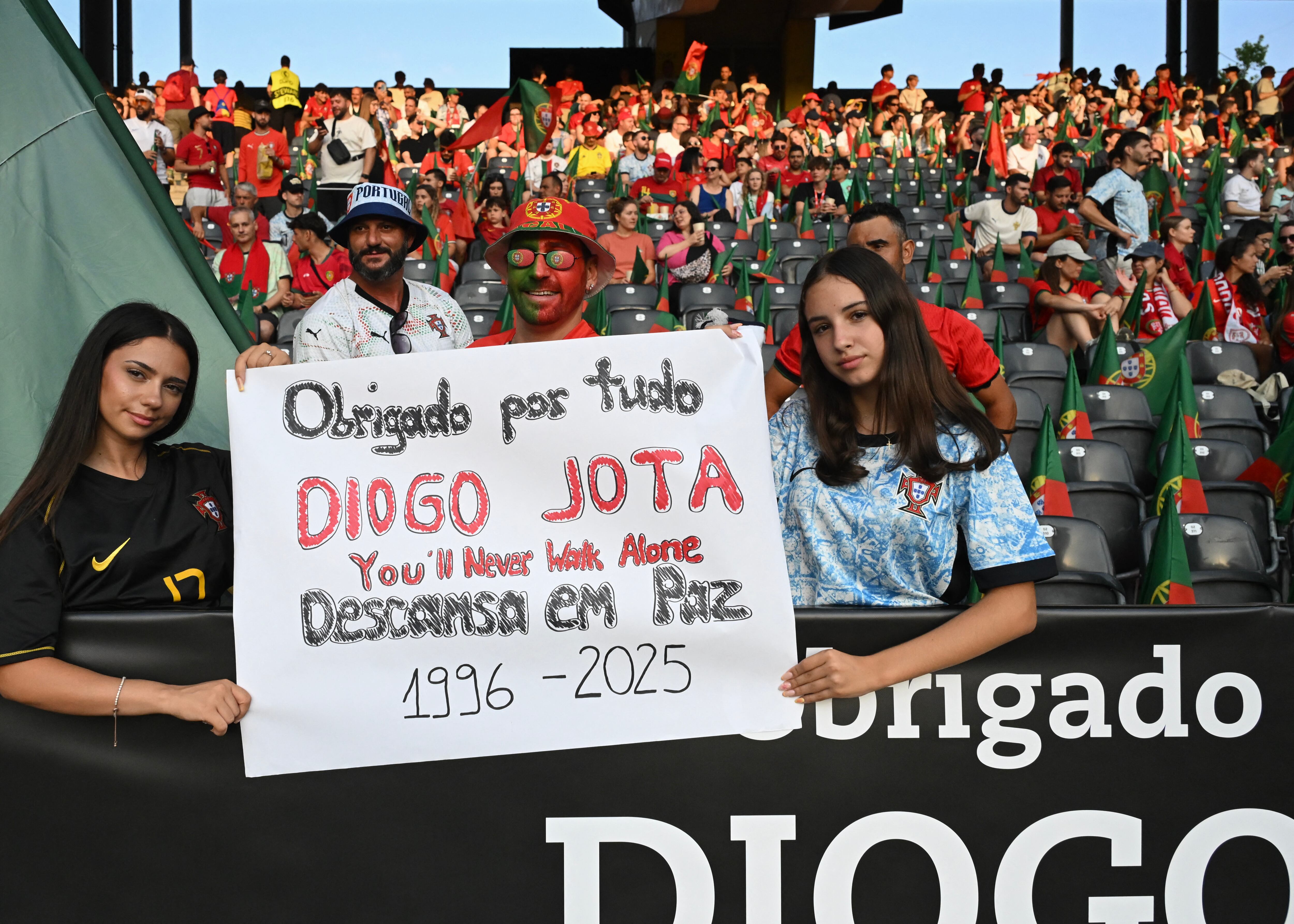 Fans de Portugal recordaron a Diogo Jota durante un partido este viernes. AFP