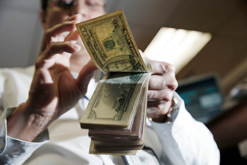 A finales de año algunas empresas traen dólares al país para el pago de aguinaldos y de impuestos lo que genera una mayor abundancia de la divisa. | MAYELA LÓPEZ/ARCHIVO
