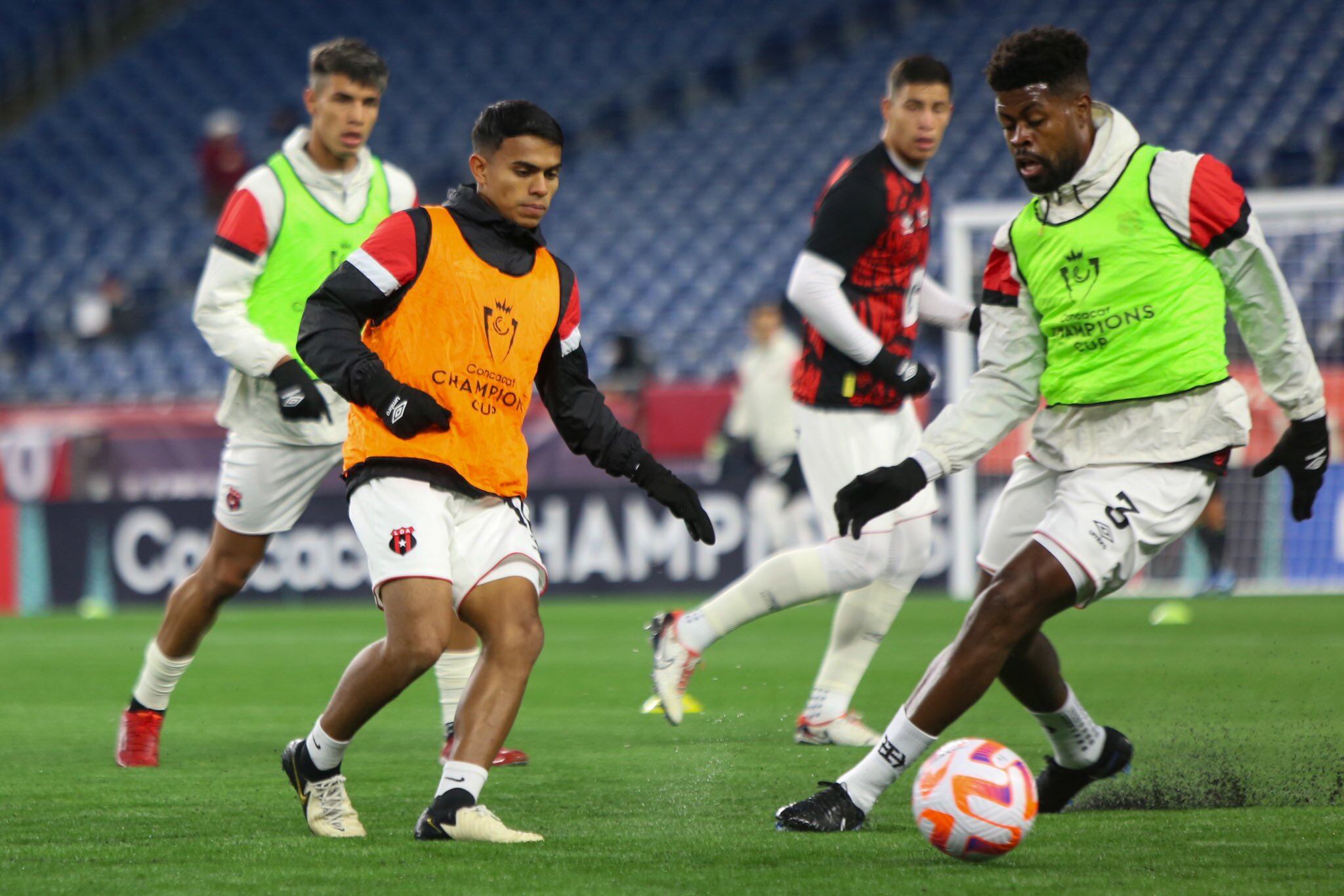 Los jugadores de Liga Deportiva Alajuelense están bien protegidos para no tener problemas con el frío ante New England Revolution.
