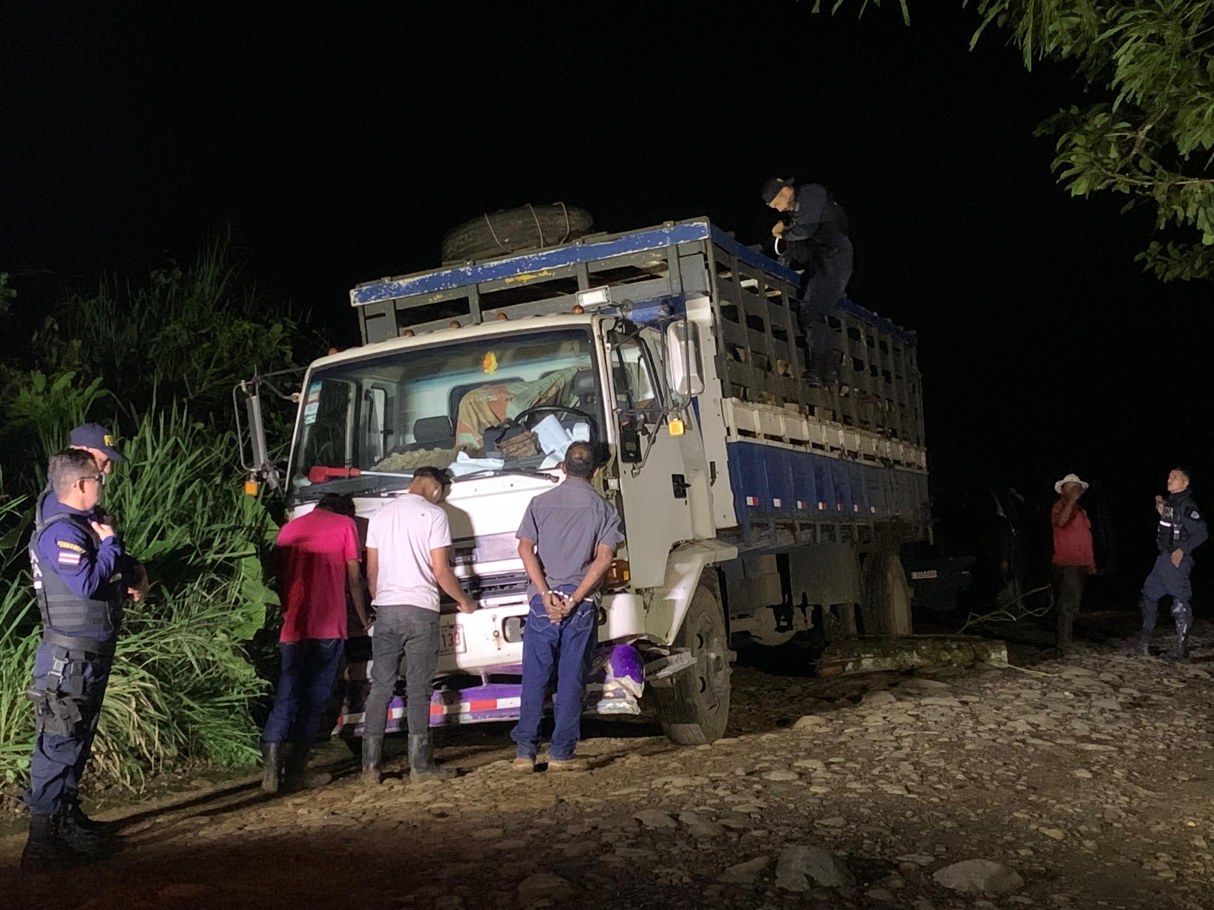 Estos son los detenidos la noche del martes sobre ruta 32 por el robo del ganado. Fotografía:
