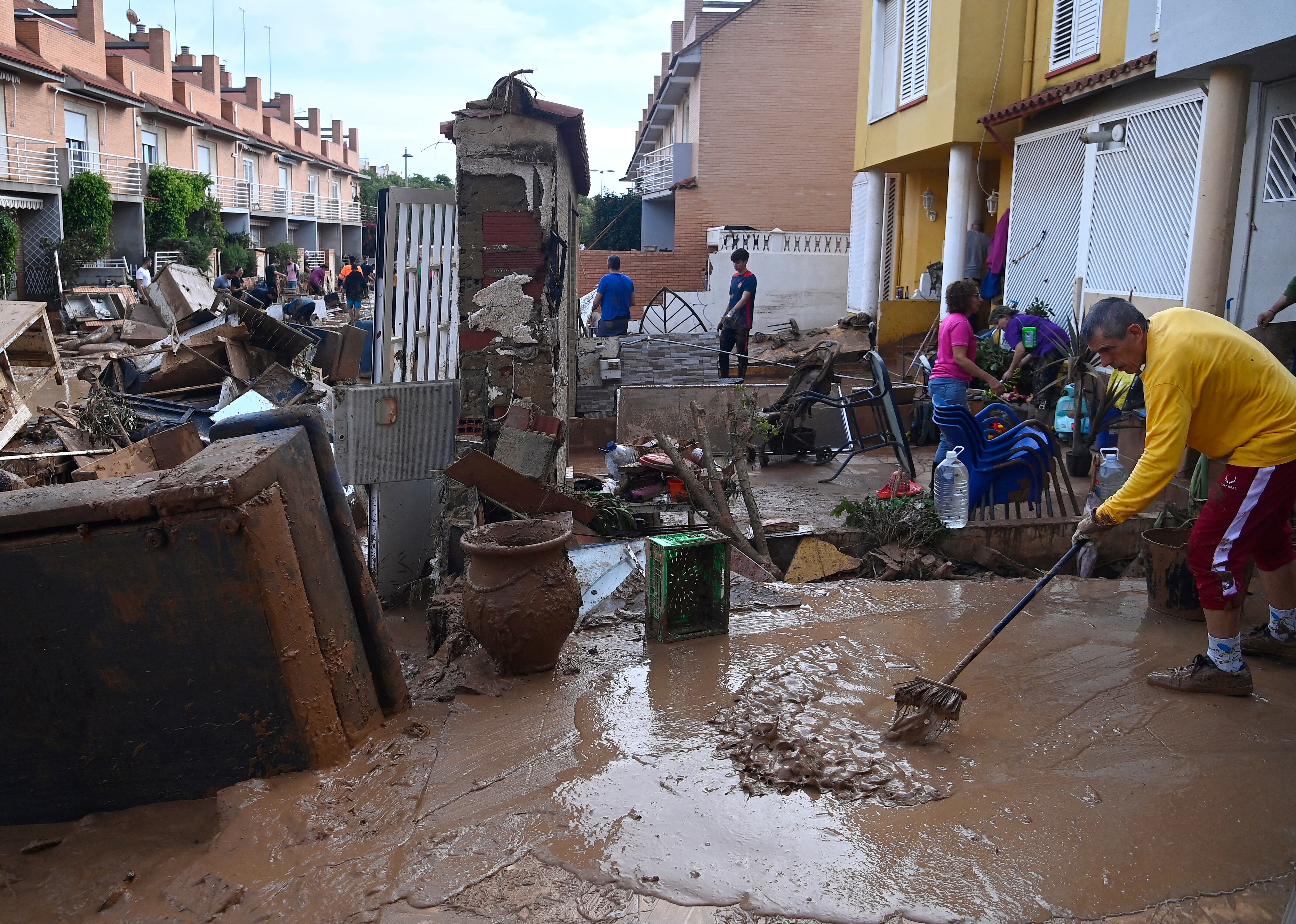 Efectos devastadores de las inundaciones en Massanassa, Valencia. Más soldados llegan para apoyar en el rescate y asistencia a las víctimas.Foto: JOSE JORDAN / AFP