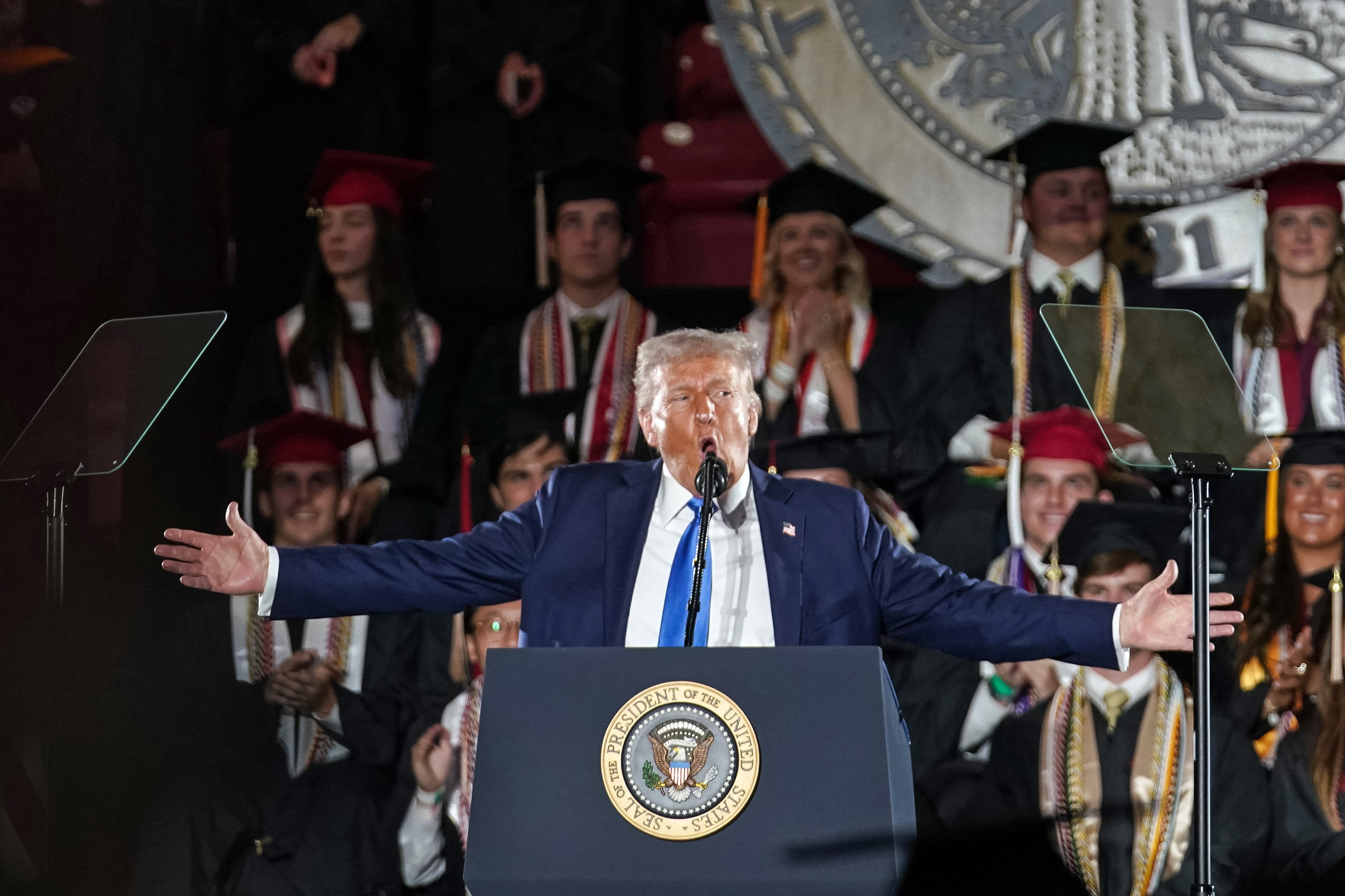 El presidente de Estados Unidos, Donald Trump, pronuncia un discurso de graduación en la Universidad de Alabama en Tuscaloosa, Alabama, el 1 de mayo de 2025.