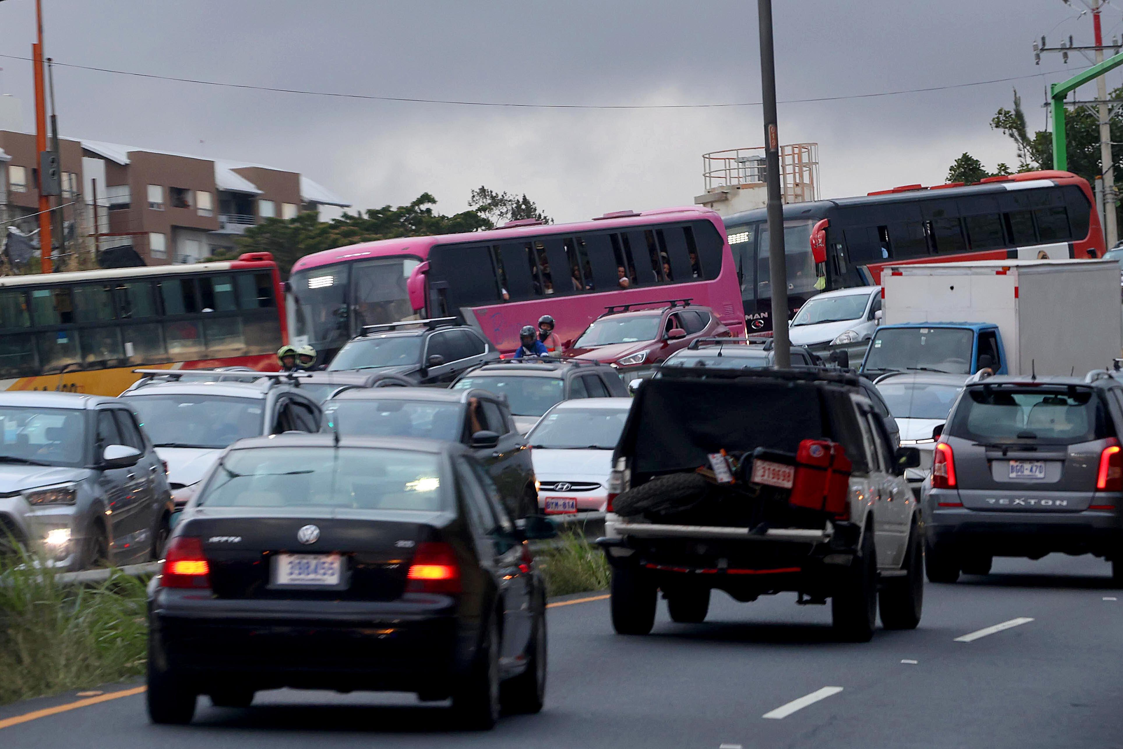 25/04/2024 Autopista General Cañas. Los usuarios de autobuses deben pasar horas en las unidades que se pegan en las presas y que, además, terminan siendo parte de ellas. Sobre todo en horas pico el tránsito se vuelve tremendamente denso y sufren las consecuencias conductores y pasajeros por igual. Foto: Rafael Pacheco Granados