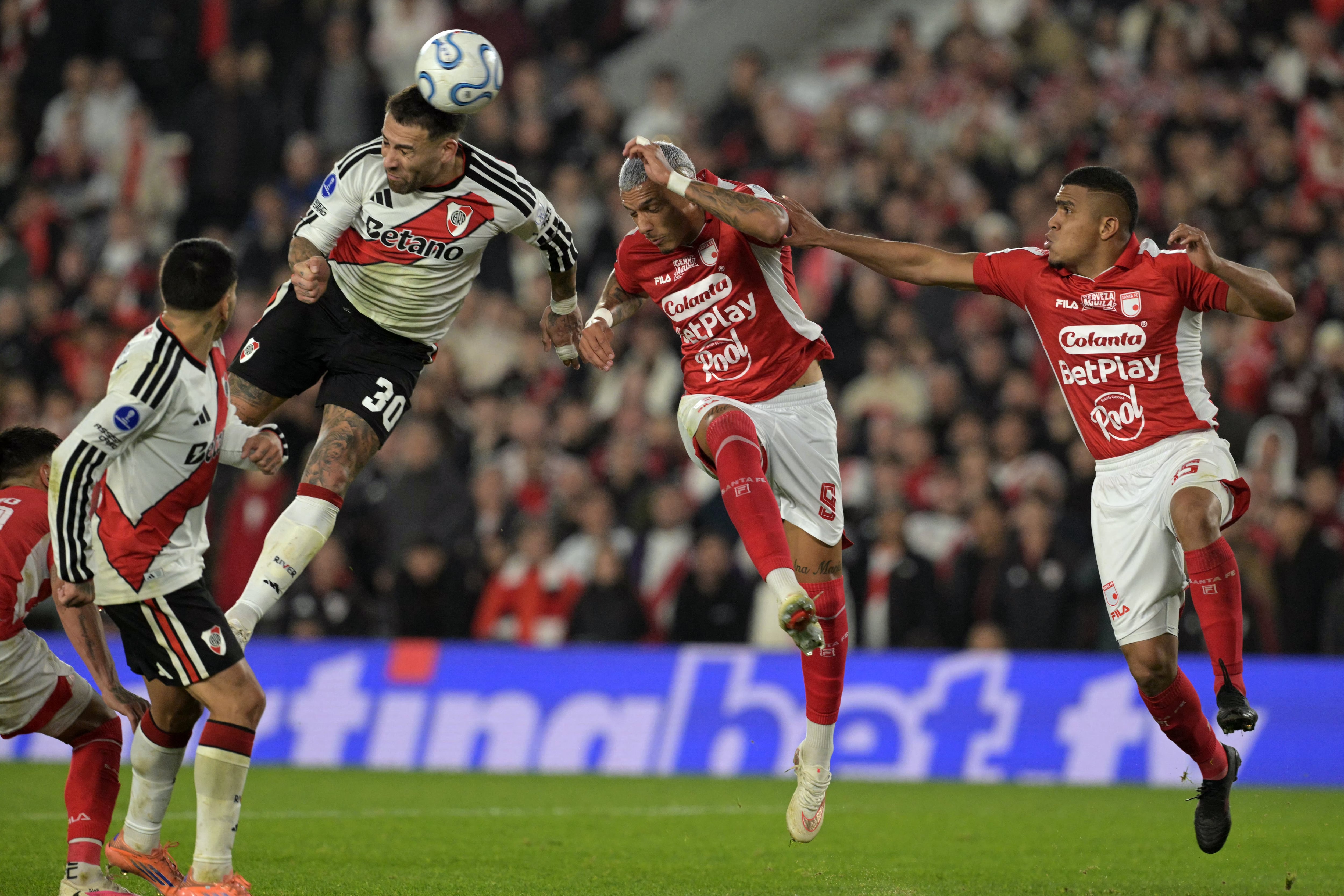 Nicolás Otamendi, de River Plate, disputa el balón con el uruguayo de Independiente Franco Fagundez, durante el duelo por la Copa Sudamericana en el estadio Monumental.