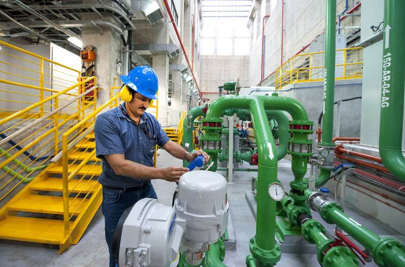 La planta Balsa Inferior, localizada en Los Ángeles de San Ramón, en Alajuela, comenzó a operar en el primer trimestre del año pasado. Jaime López, funcionario de la CNFL, realiza trabajos de revisión en la casa de máquinas del proyecto hidroeléctrico.