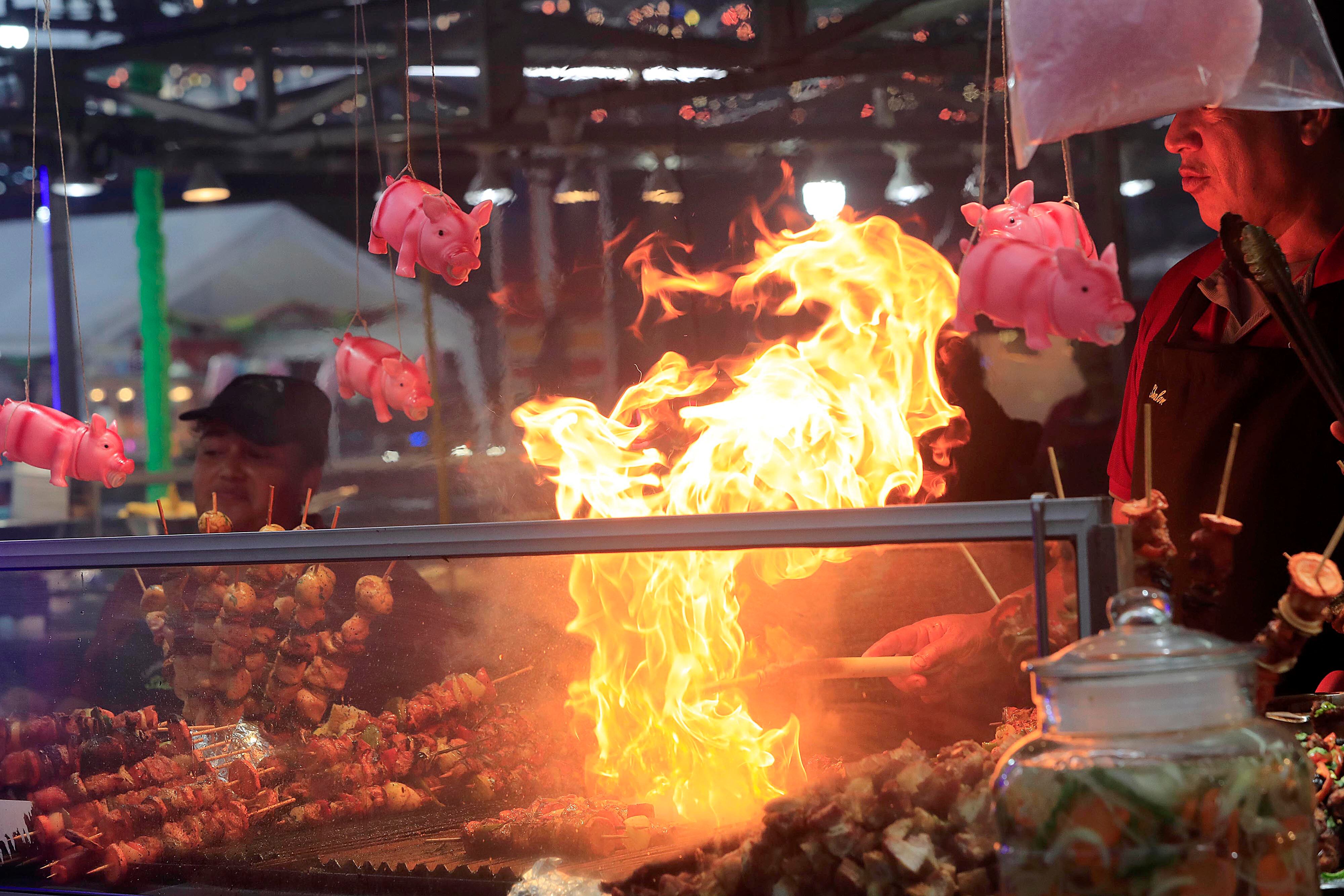 26/12/2023 Zapote. Mucho movimiento se apreció este martes, durante la tarde noche, en el campo ferial. Gran cantidad de gente disfrutó las comidas y de los juegos mecánicos. Marcos Alpizar Agüero ofrecía sus pinchos, vigorones y demás carnitas como Chancho Light.