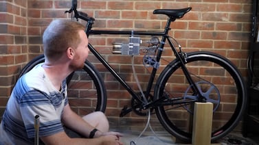 Sin combustible ni electricidad: ingeniero crea una bicicleta impulsada con motor de 200 años