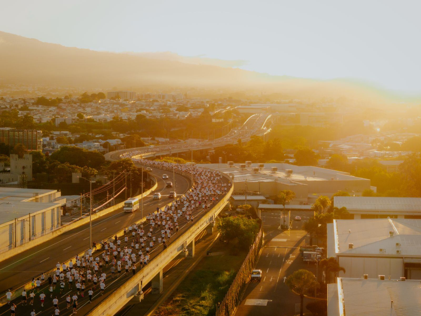 La circunvalación dejó esta postal en la que se ven cientos de corredores disfrutando en un paso elevado.
