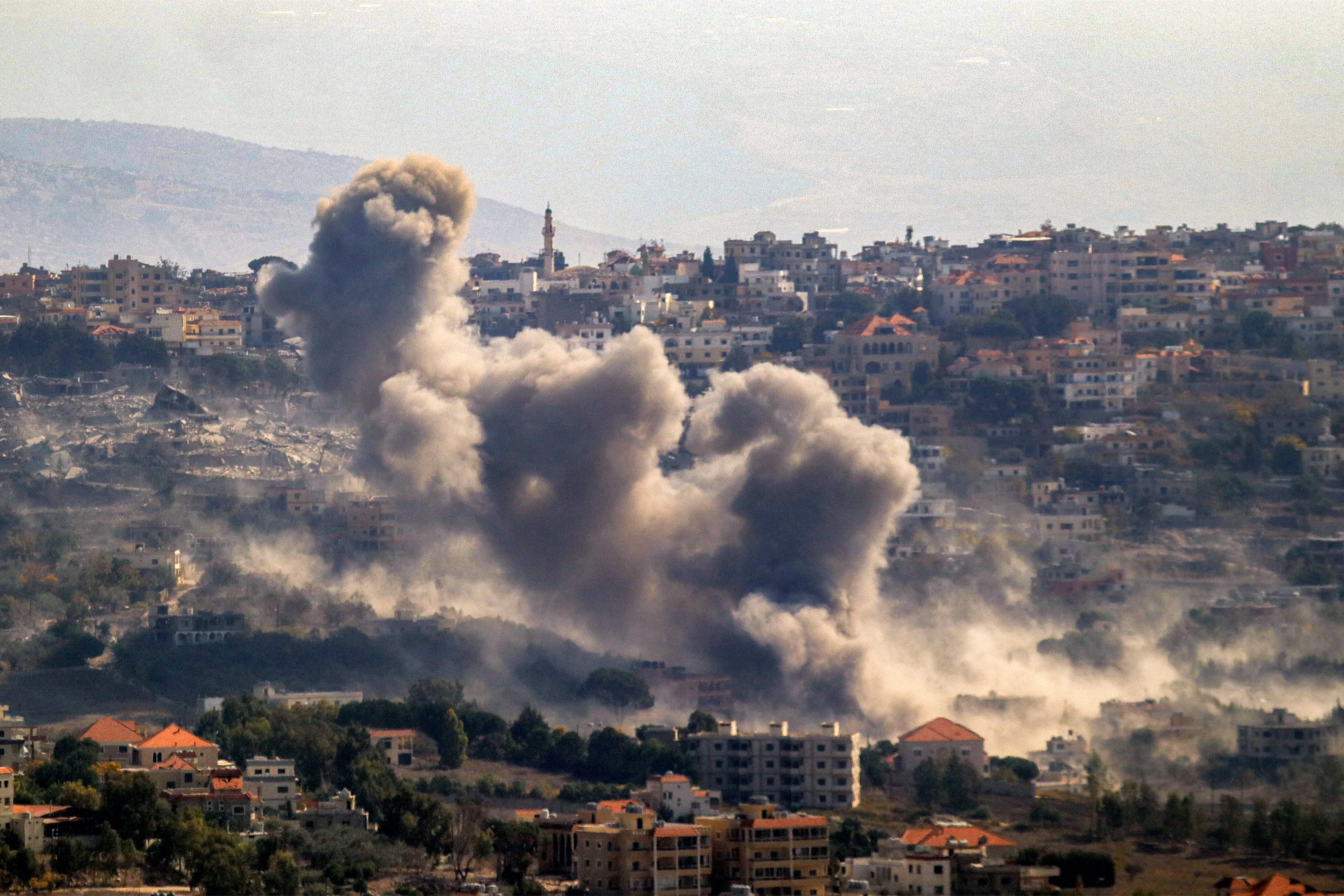 Israel amplió sus operaciones en el Líbano casi un año después de que Hezbolá comenzara a intercambiar disparos en apoyo de su aliado, el movimiento palestino Hamás, después de su ataque a Israel en octubre de 2023.