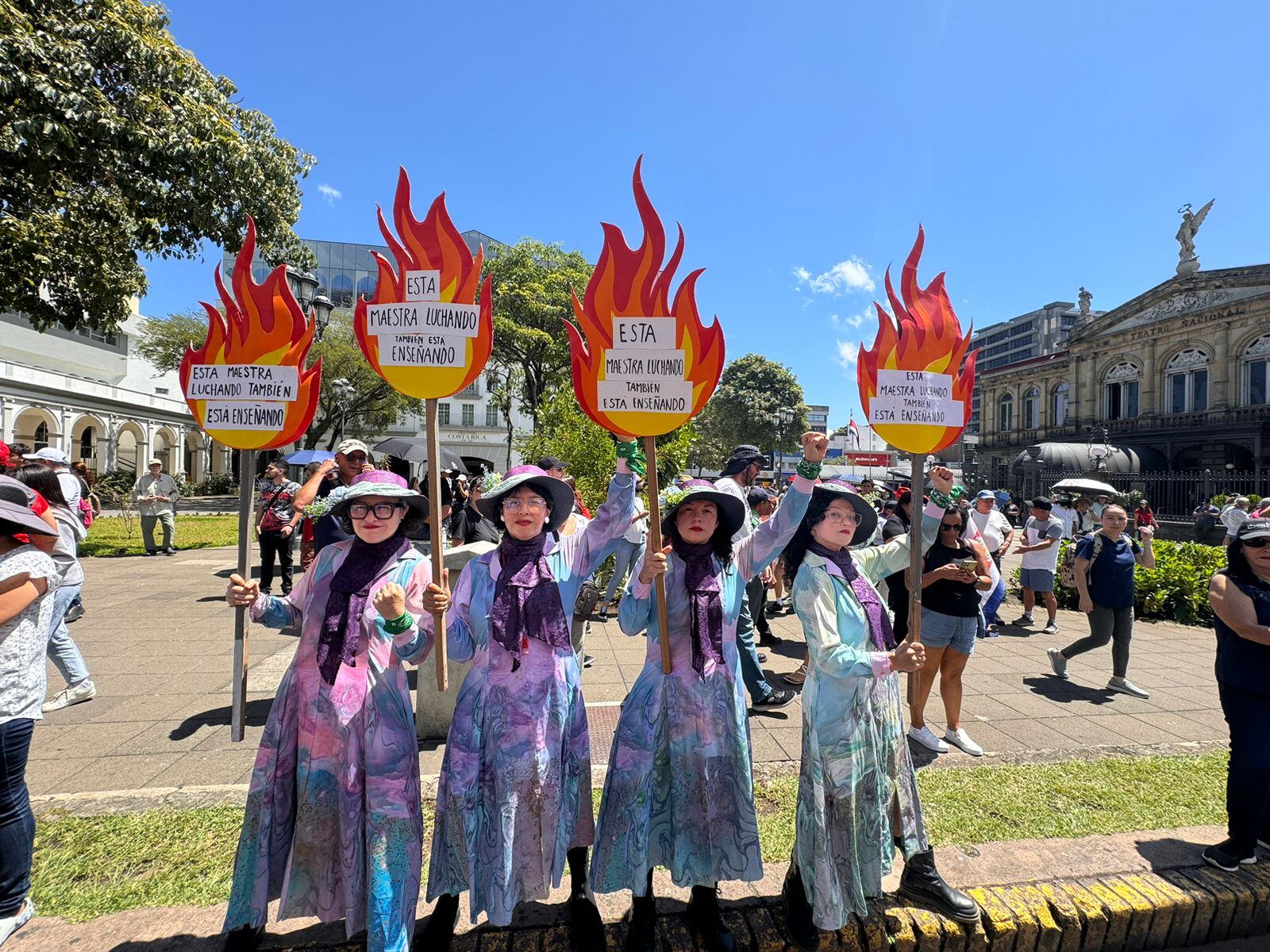 La protesta en la marcha por la educación también abrió espacio a las manifestaciones artísticas. Foto: Fernanda Matarrita