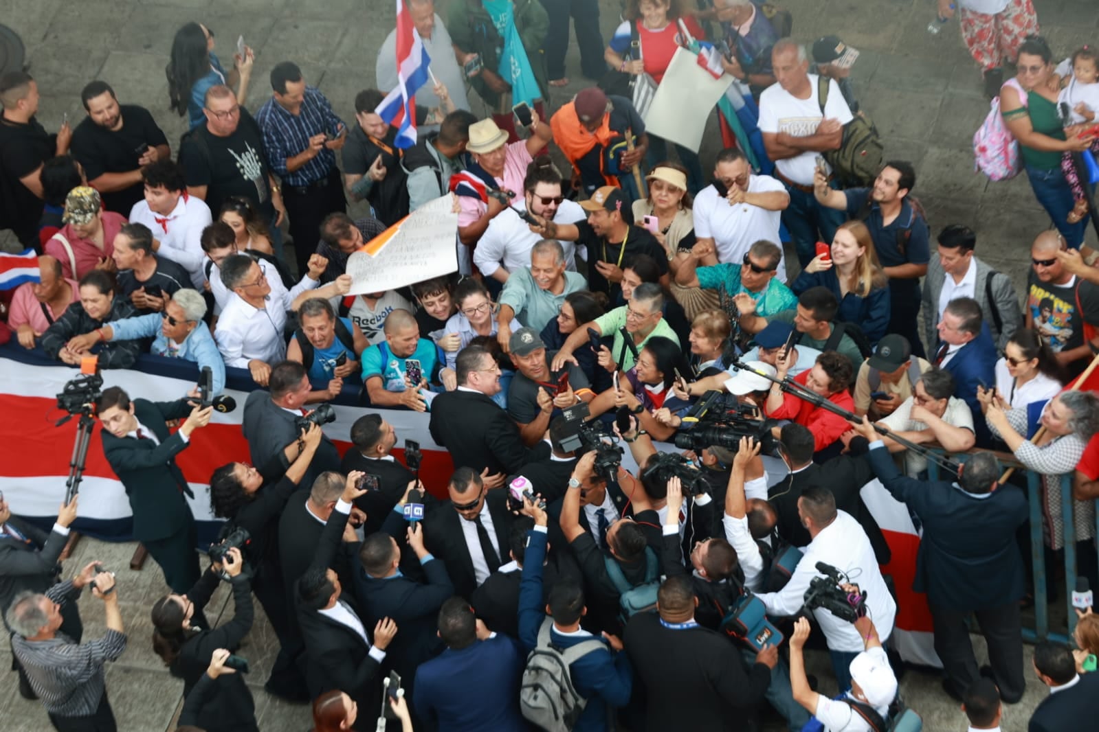 El presidente Rodrigo Chaves Roblesllega a la Asamblea Legislativa este lunes 4 de mayo de 2026 para su última rendición de cuentas ante el Congreso.