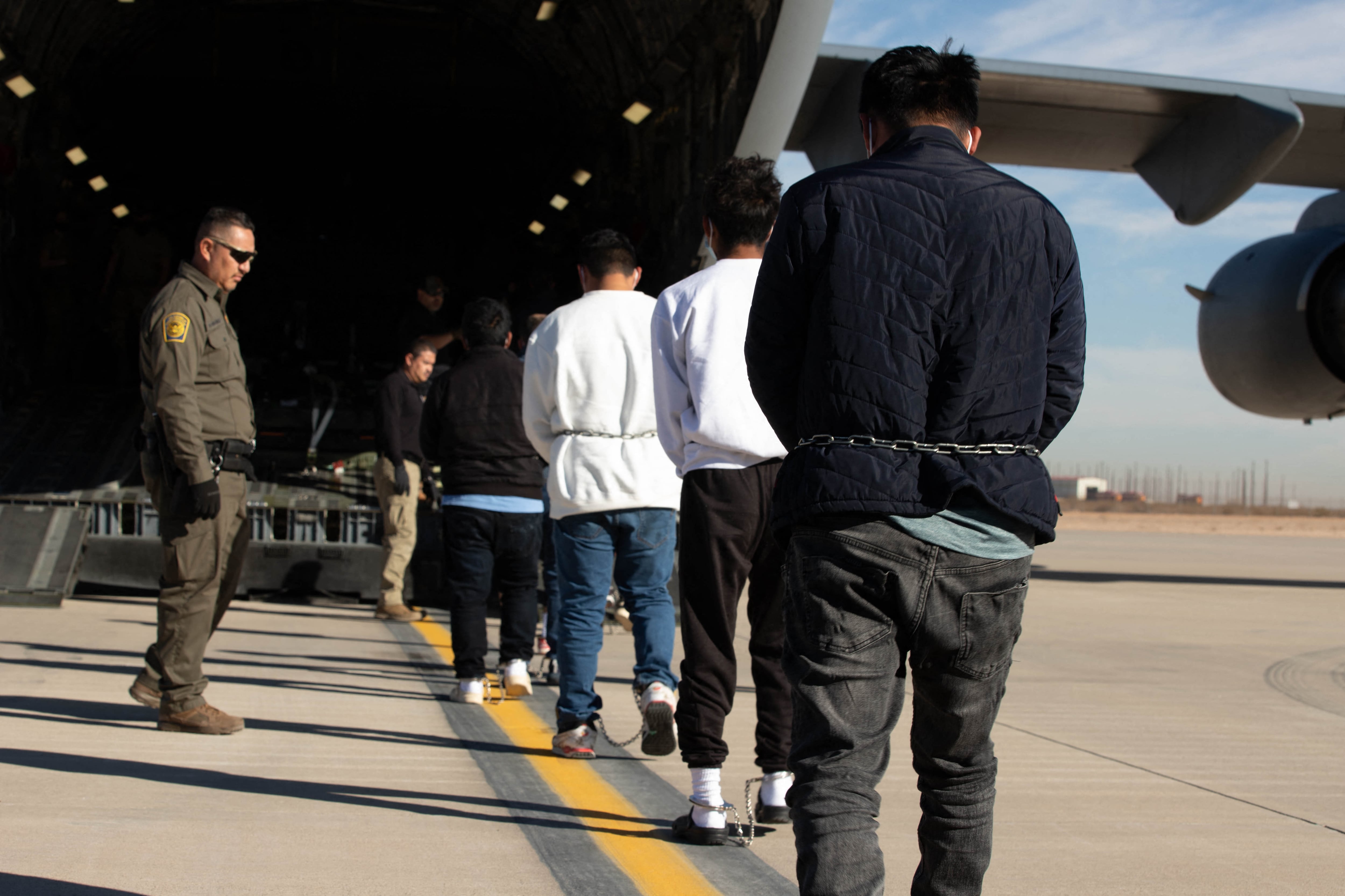 Imagen publicada por el Departamento de Defensa de EE. UU. muestra al Comando Norte de los EE. UU. y al Comando de Transporte de los EE. UU. apoyando los vuelos de deportación en Fort Bliss, Texas, el 7 de febrero de 2025. Fotografía: