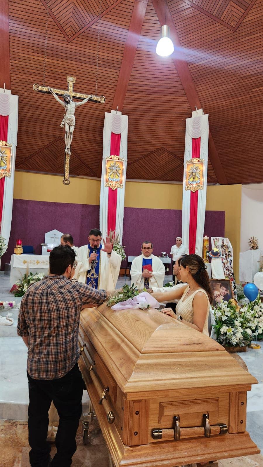 Martín Valverde publicó fotos de la misa de despedida de su hijo Pablito