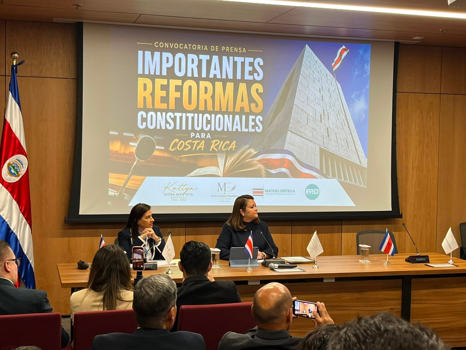 Las diputadas oficialistas de Pueblo Soberano, Marta Esquivel y Kattya Mora, presentaron una serie de reformas legales y constitucionales.