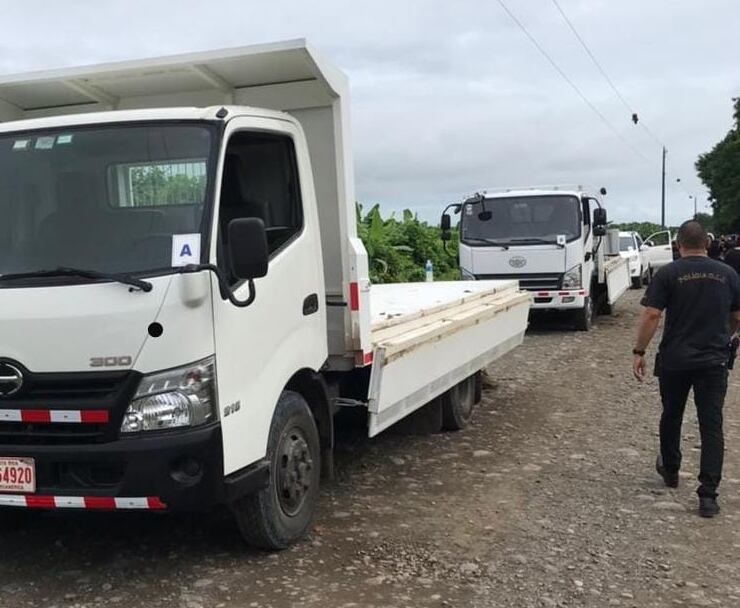 Los dos camiones transitaban este martes por una calle de lastre, en Hamburgo de Siquirres, cuando fueron abordados por la Policía Judicial y la Fuerza Pública. Foto: Reiner Montero.
