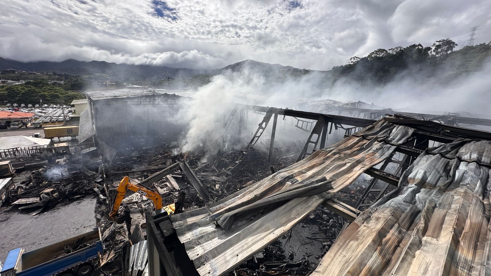 El incendio en unas bodegas de San Rafael Arriba de Desamparados, es el tercero más grande de los últimos 20 años.