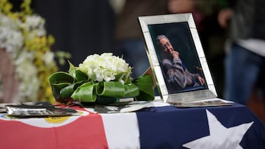 El adiós a Lucho Barahona fue sobre un escenario de teatro y su última voluntad será cumplida este lunes