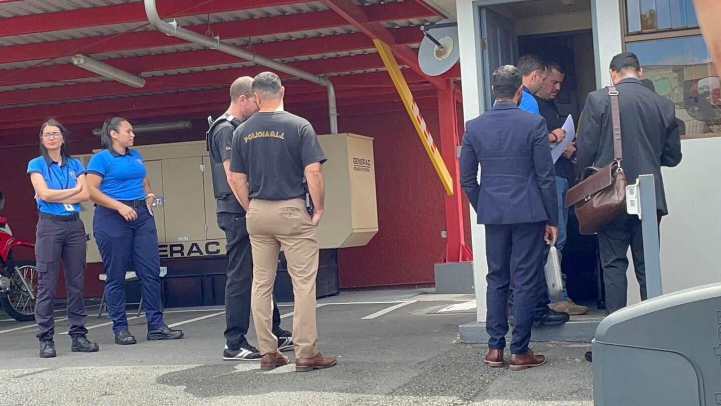 El OIJ realizó 8 allanamientos en varias oficinas del Cuerpo de Bomberos. Foto Alonso Tenorio.