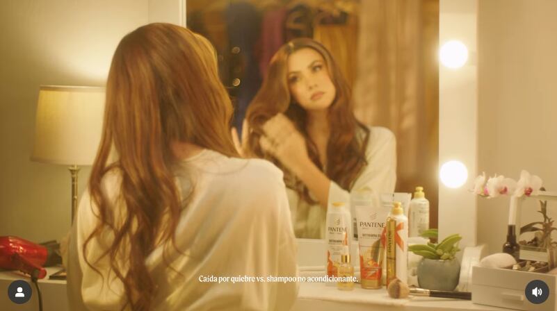 Karina Ramos impactó en la transmisión de Miss Universo 2025 al aparecer en comerciales de marcas emitidos por Telemundo en toda Latinoamérica.