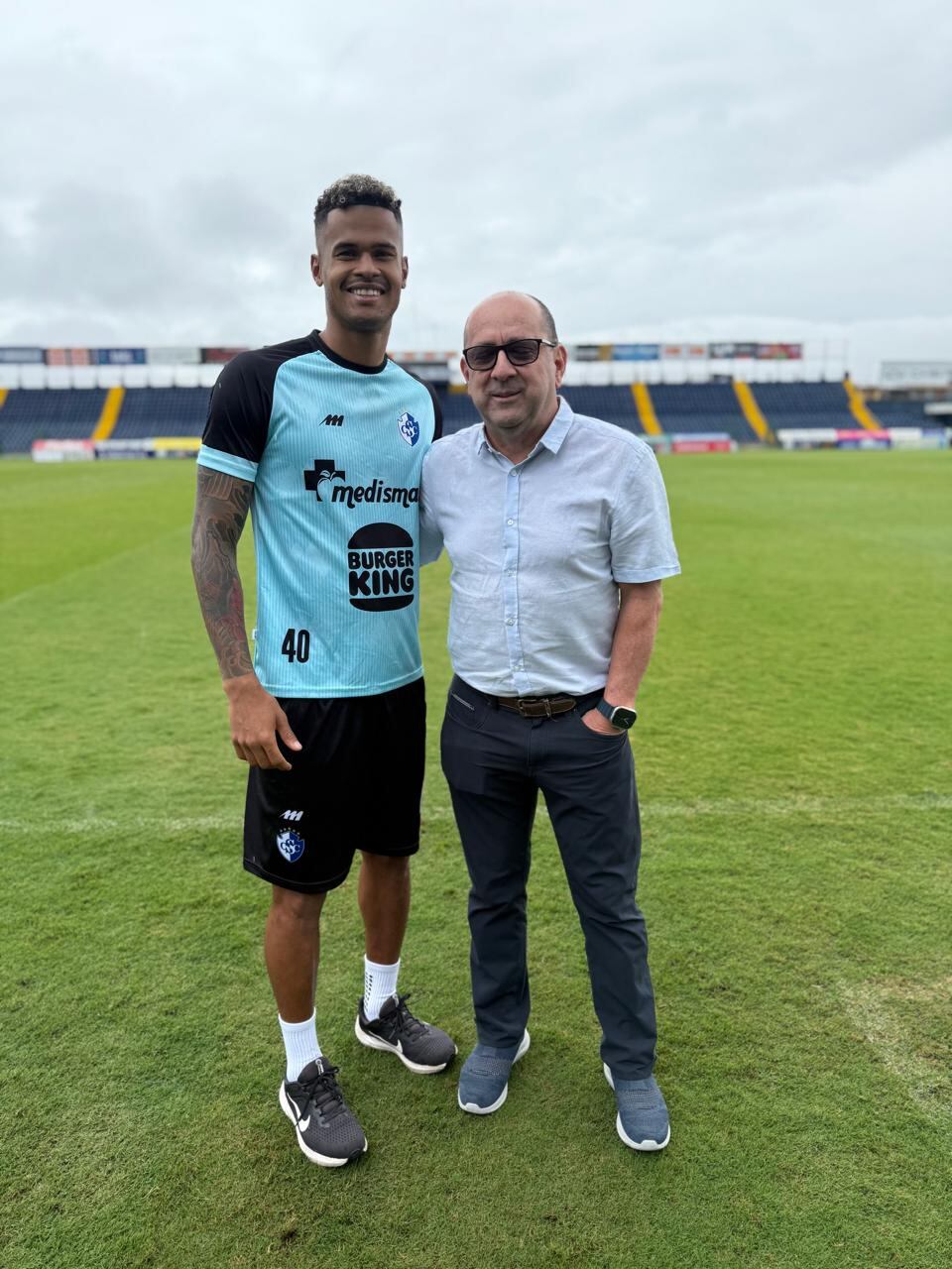 Yael López, nuevo jugador del Cartaginés junto a su agente Juan Vicente Carvajal. Cortesía.