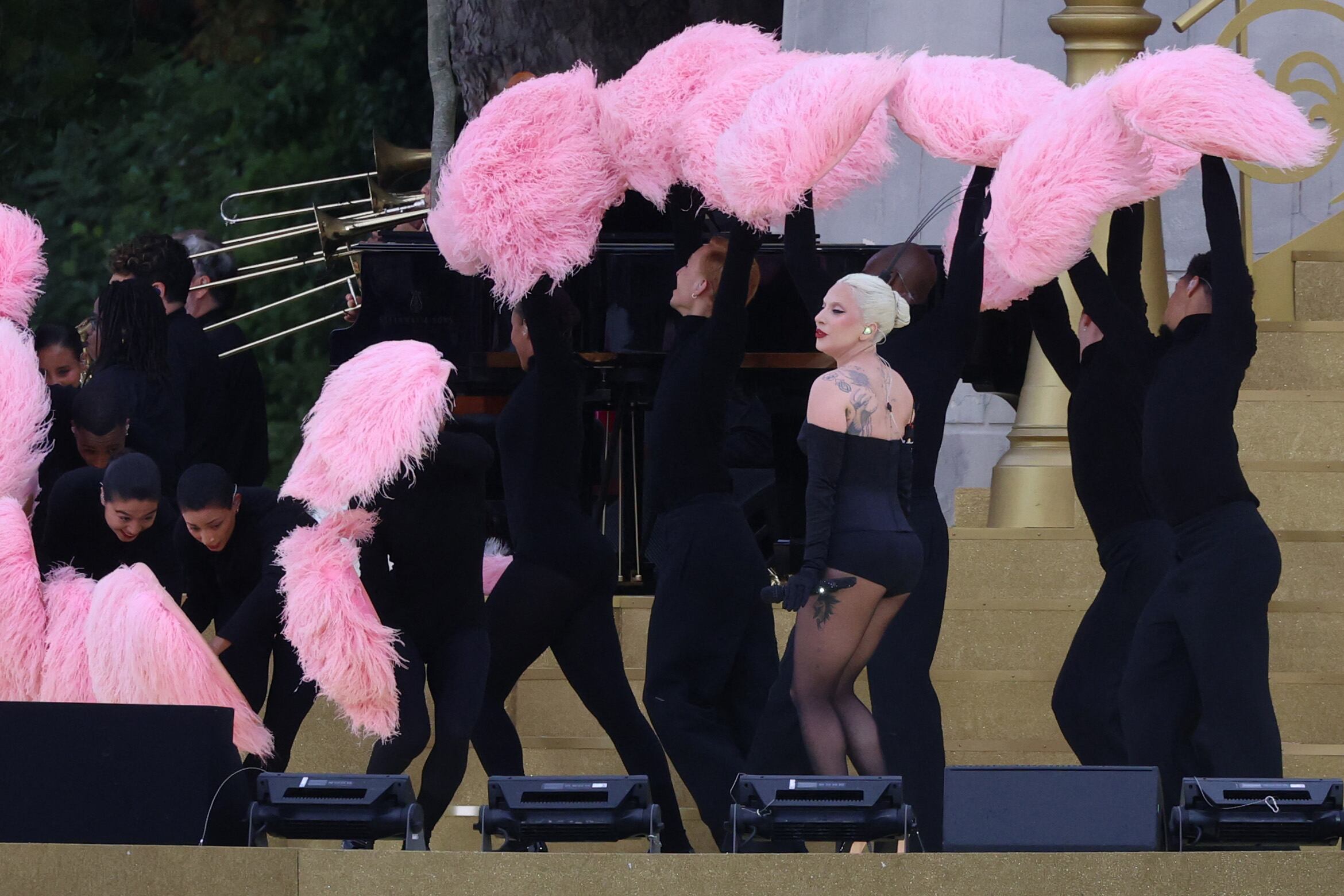 La cantante estadounidense Lady Gaga hizo su show en el área del puente Sully antes de la ceremonia de apertura de los Juegos Olímpicos de París 2024 en París.