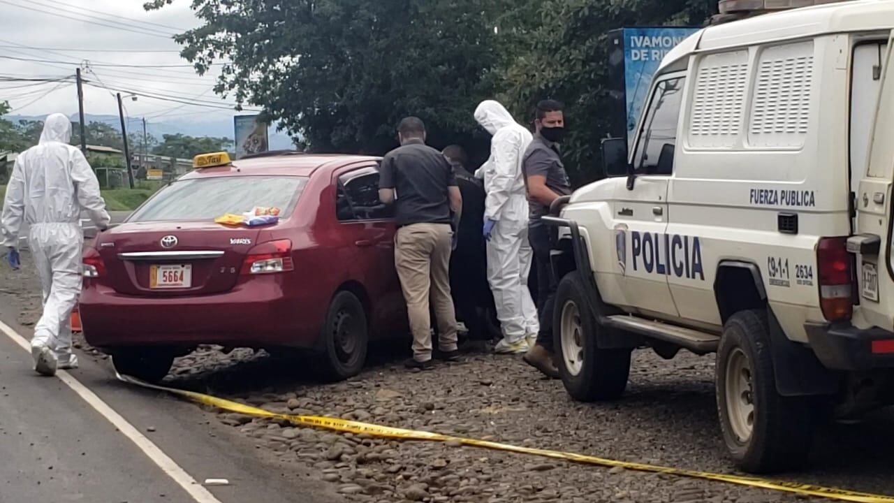 Al trascender la alerta de un homicidio en Cutris la mañana del martes, la Fuerza Pública detuvo en un taxi, a unos 19 kilómetros del sitio, a los sospechosos del asalto. Foto: Edgar Chinchilla.