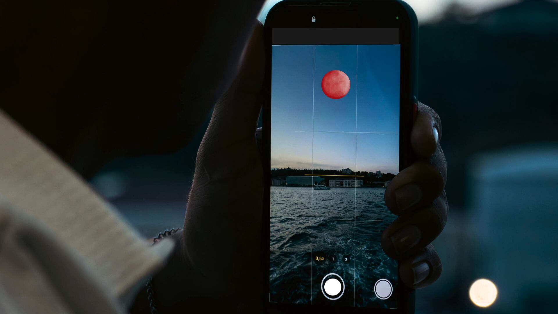 La Luna adquiere un tono rojizo durante el eclipse total visible en Costa Rica en la noche del 13 y la madrugada del 14 de marzo de 2025. El fenómeno, que no requiere equipo especial para su observación, ocurre cuando la Tierra se interpone entre el Sol y la Luna, proyectando su sombra sobre el satélite.