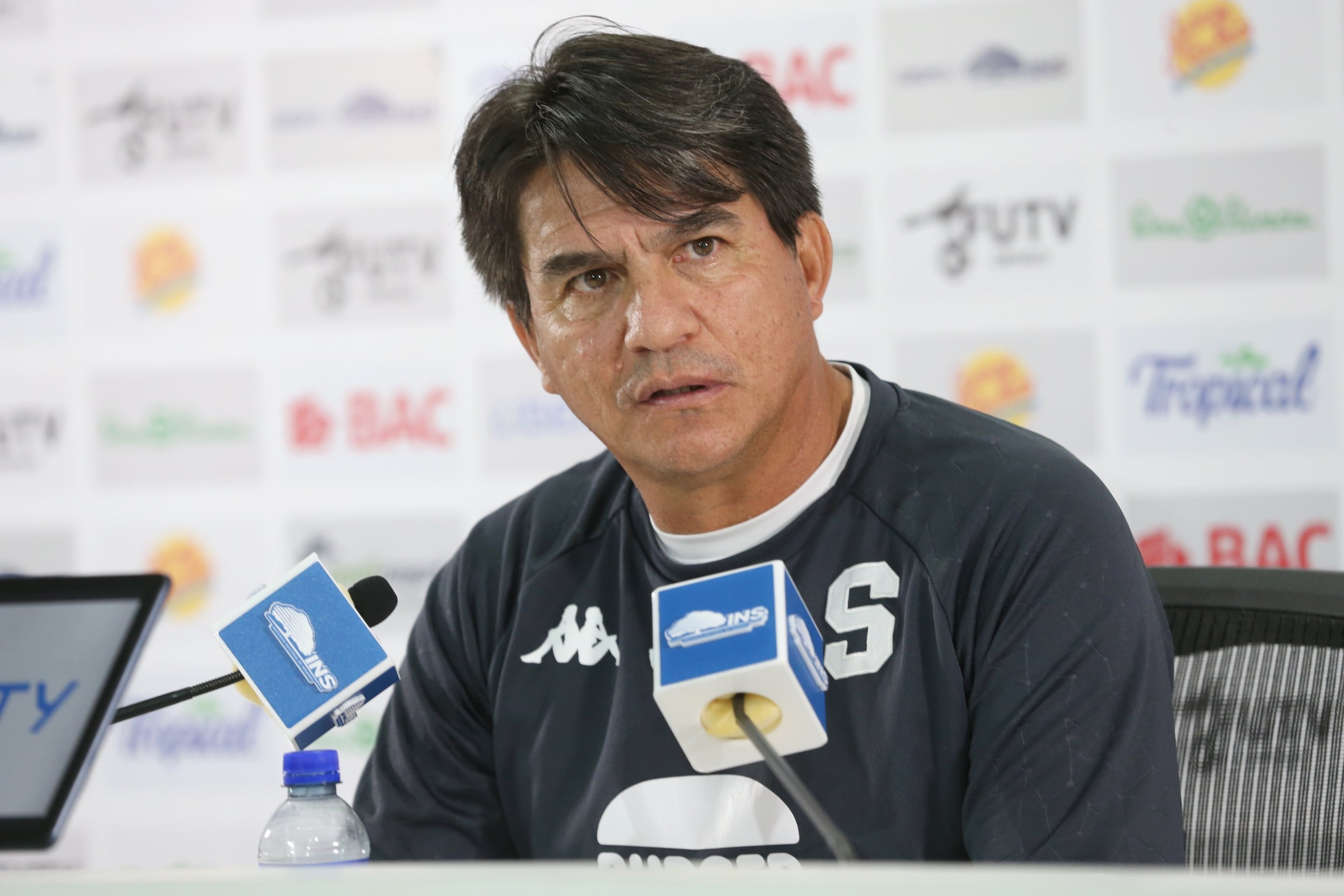 30/08/24/ Conferencia de prensa de Vladimir Quesada DT de Saprissa y presentación de Óscar Duarte y Deyver Vega como májenos jugadores de Saprissa / Foto John Durán