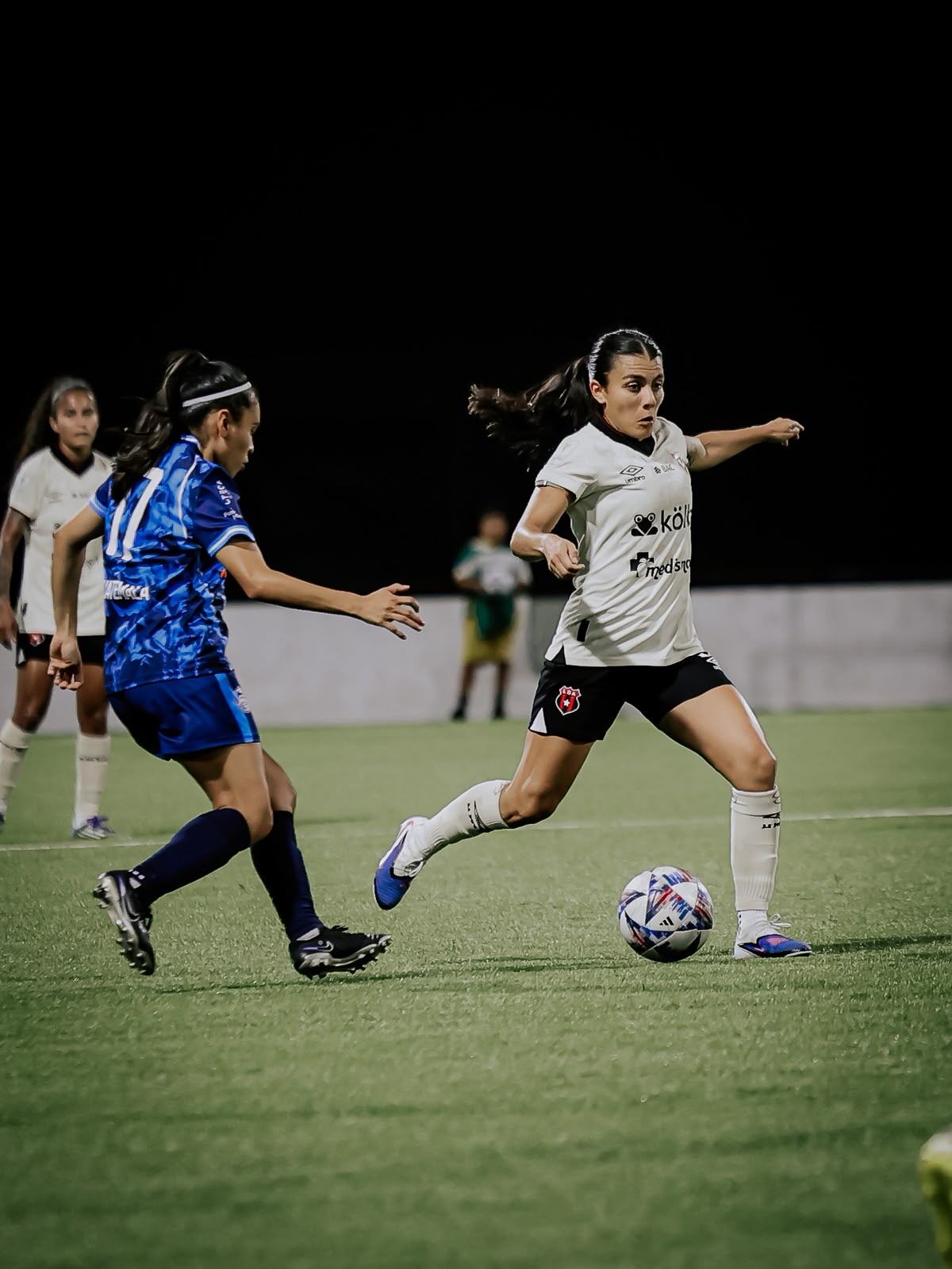 Gabriela Guillén conduce el balón en el partido de la final de Uncaf, donde Liga Deportiva Alajuelense no logró retener su corona regional.