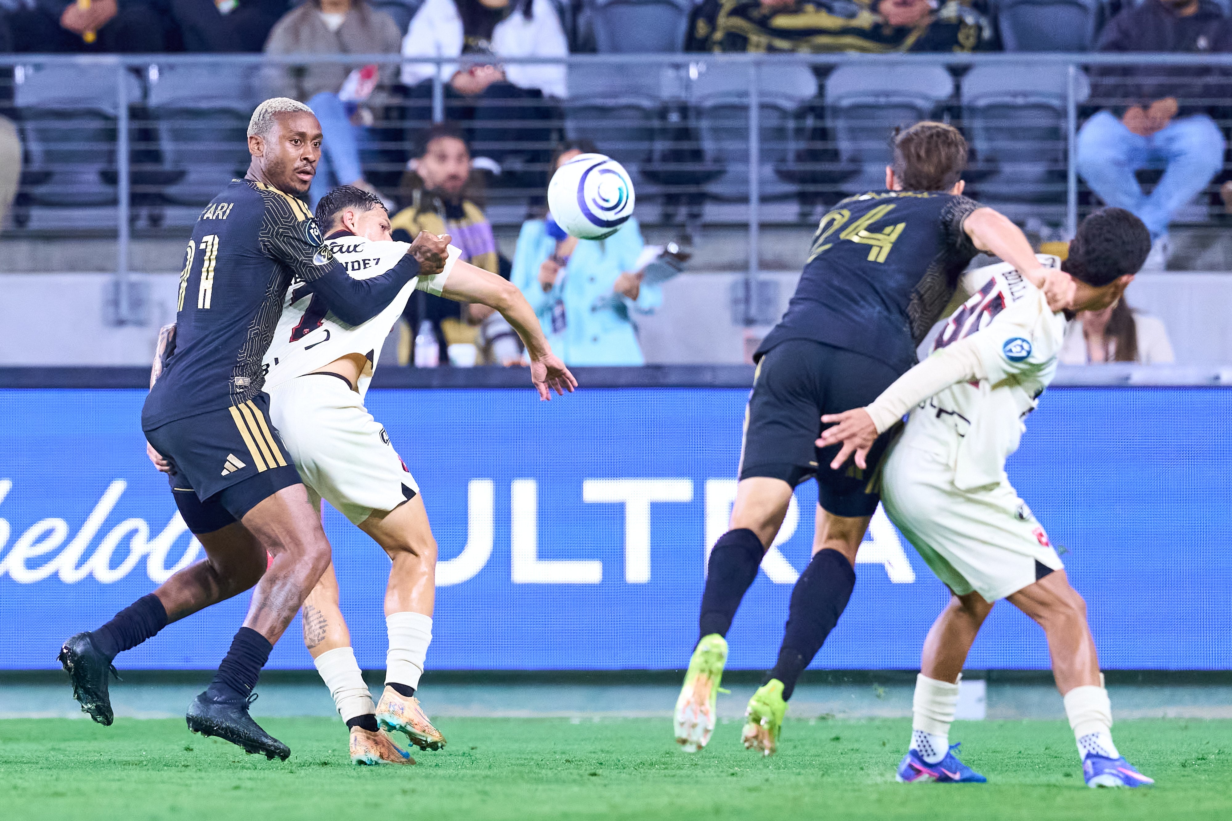 La marca fuerte estuvo a la orden del día en el partido entre LAFC y Liga Deportiva Alajuelense, tal y como lo refleja esta fotografía.