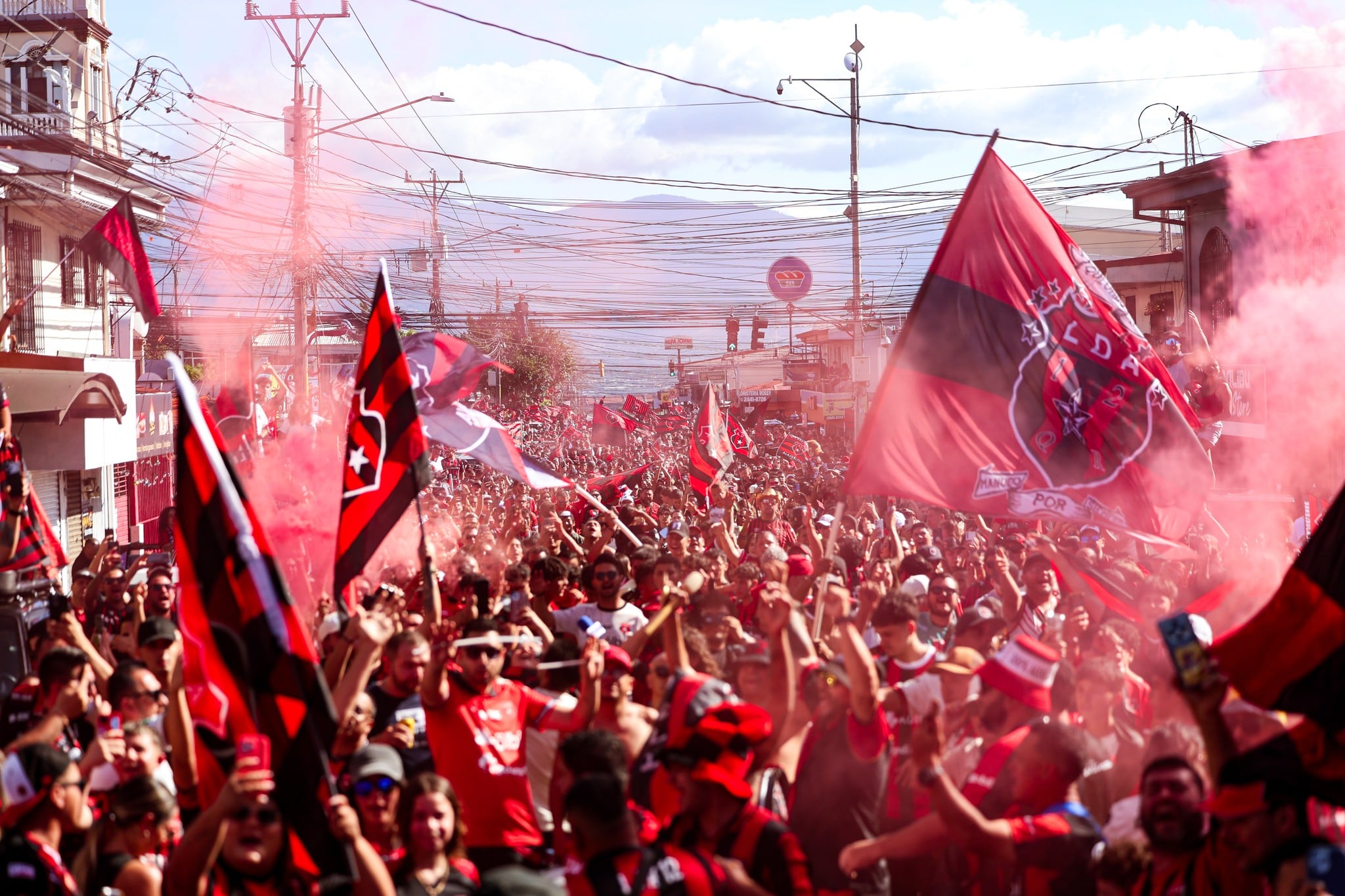 El liguismo está feliz y eternamente agradecido con Óscar Ramírez por volver a Liga Deportiva Alajuelense.