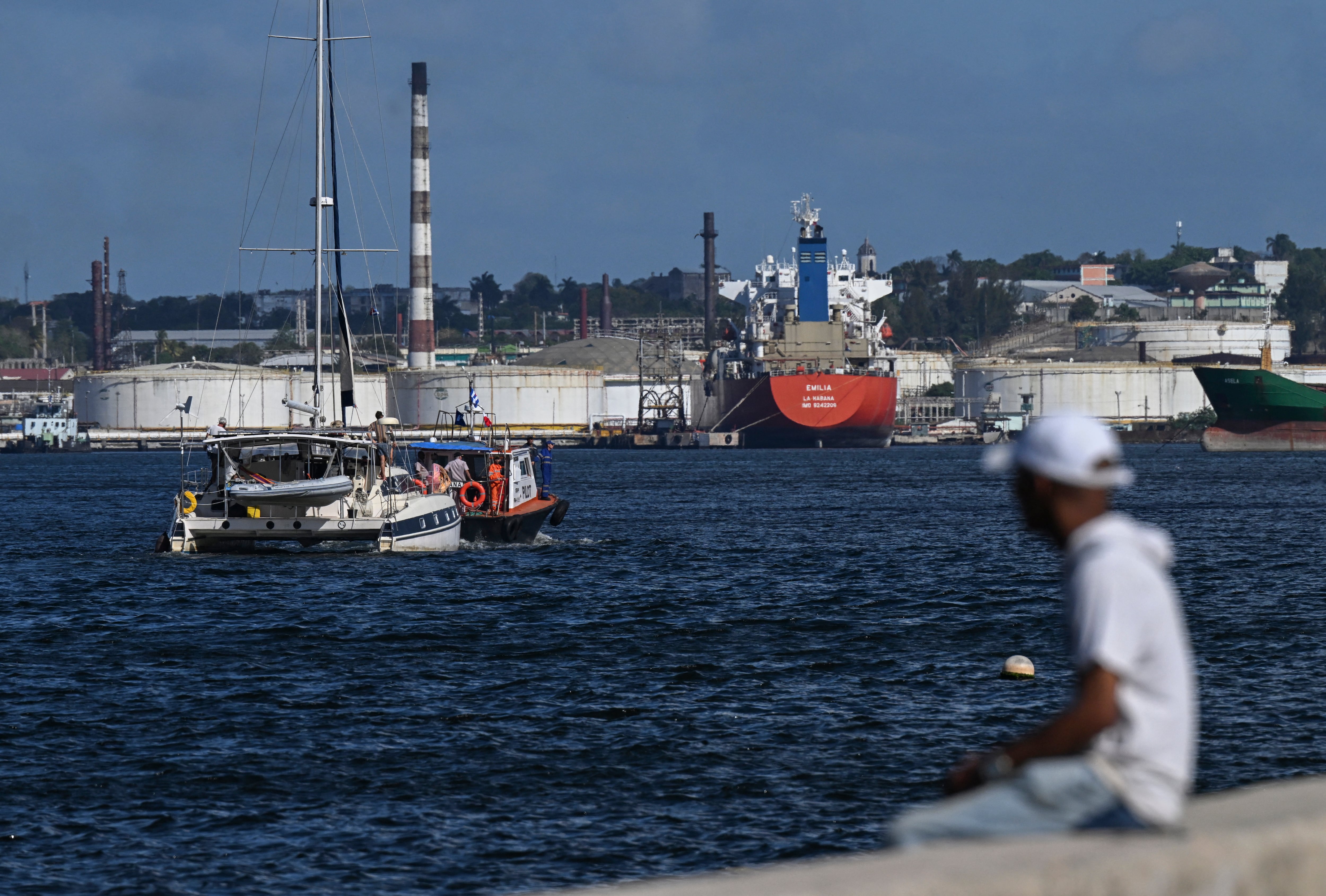 Un hombre observa los barcos en el puerto de La Habana el 28 de marzo. El martes llegará a ese país un carguero ruso con petróleo que aliviará unos días las carencias energéticas de la isla.