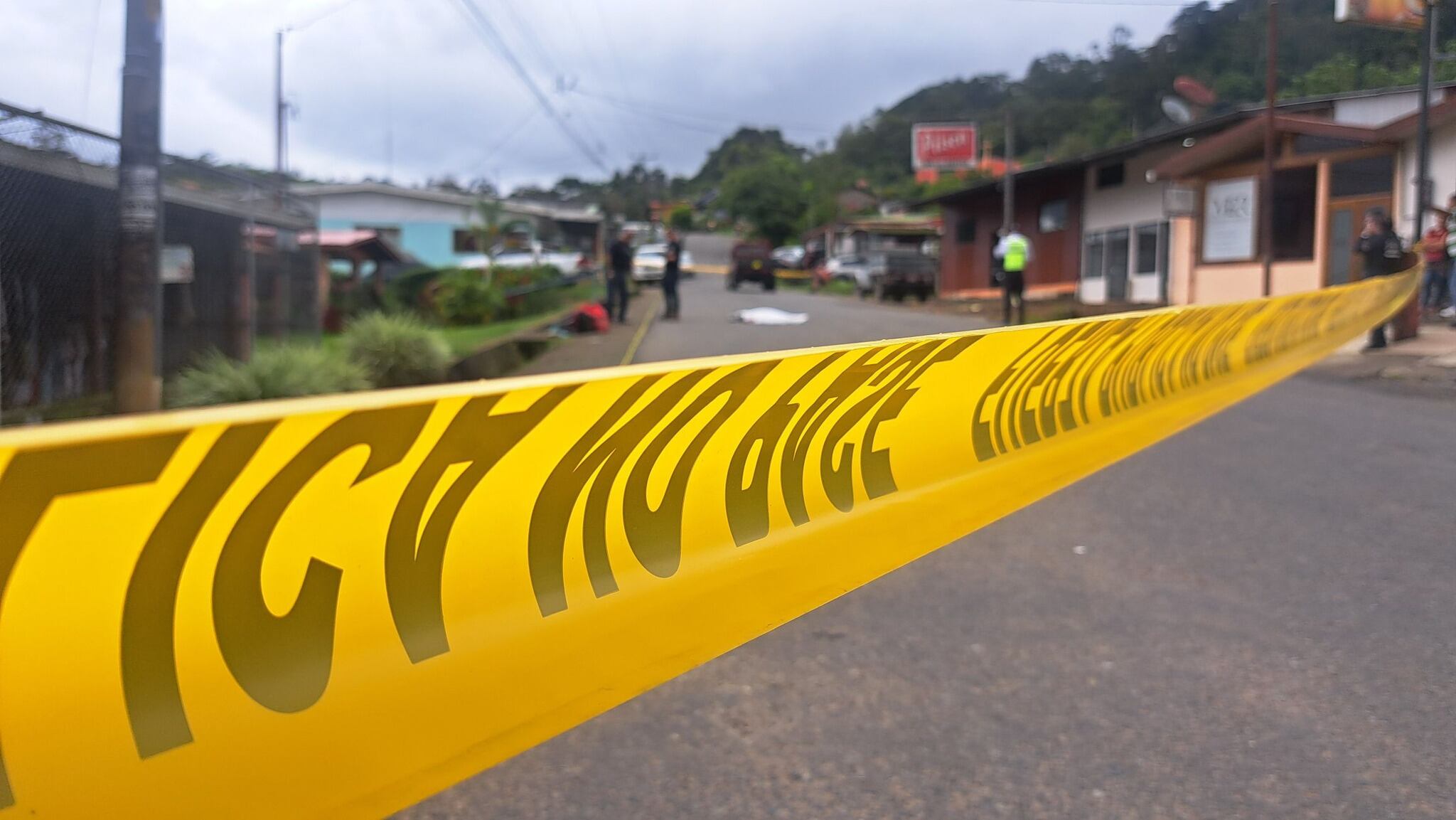 El accidente ocurrió en una calle pavimentada, seca y sin demarcación. En la zona no hay aceras. Foto: Cortesía