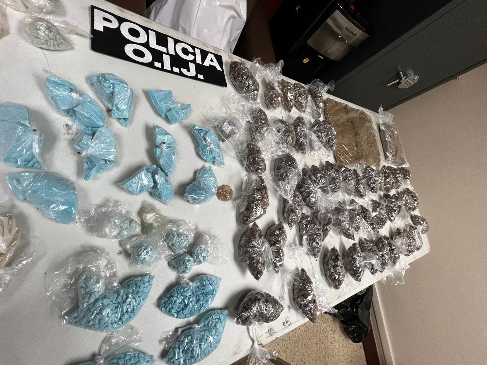 Parte de lo decomisado durante los operativos contra la banda de alias “Gordo Julio”, incluyendo arma de fuego, municiones, vehículos, drogas y dinero en efectivo.