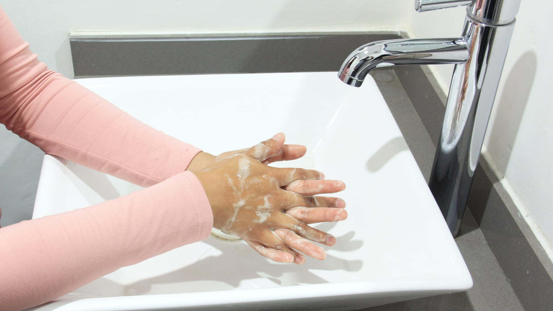 Tomarse un momento para limpiar el asiento o lavarse las manos ayuda a prevenir infecciones sin comprometer la salud urinaria.